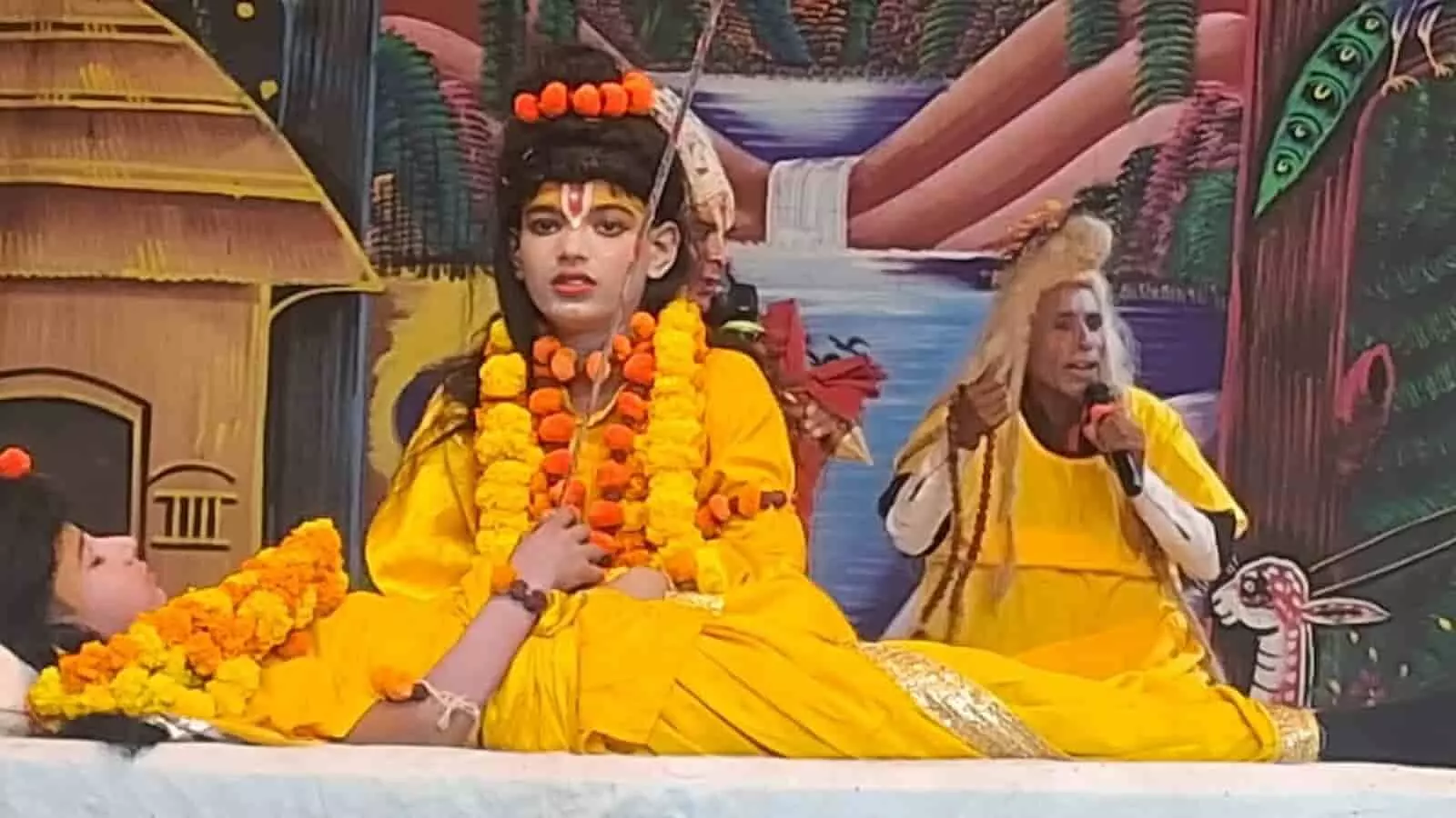 तस्वीर में डीग रामलीला मंच पर भगवान राम की पोशाक में बाल कलाकार मूर्छित लक्ष्मण को पकड़े दिख रहे हैं। तस्वीर में डीग रामलीला मंच पर भगवान राम की पोशाक में बाल कलाकार मूर्छित लक्ष्मण को पकड़े दिख रहे हैं।