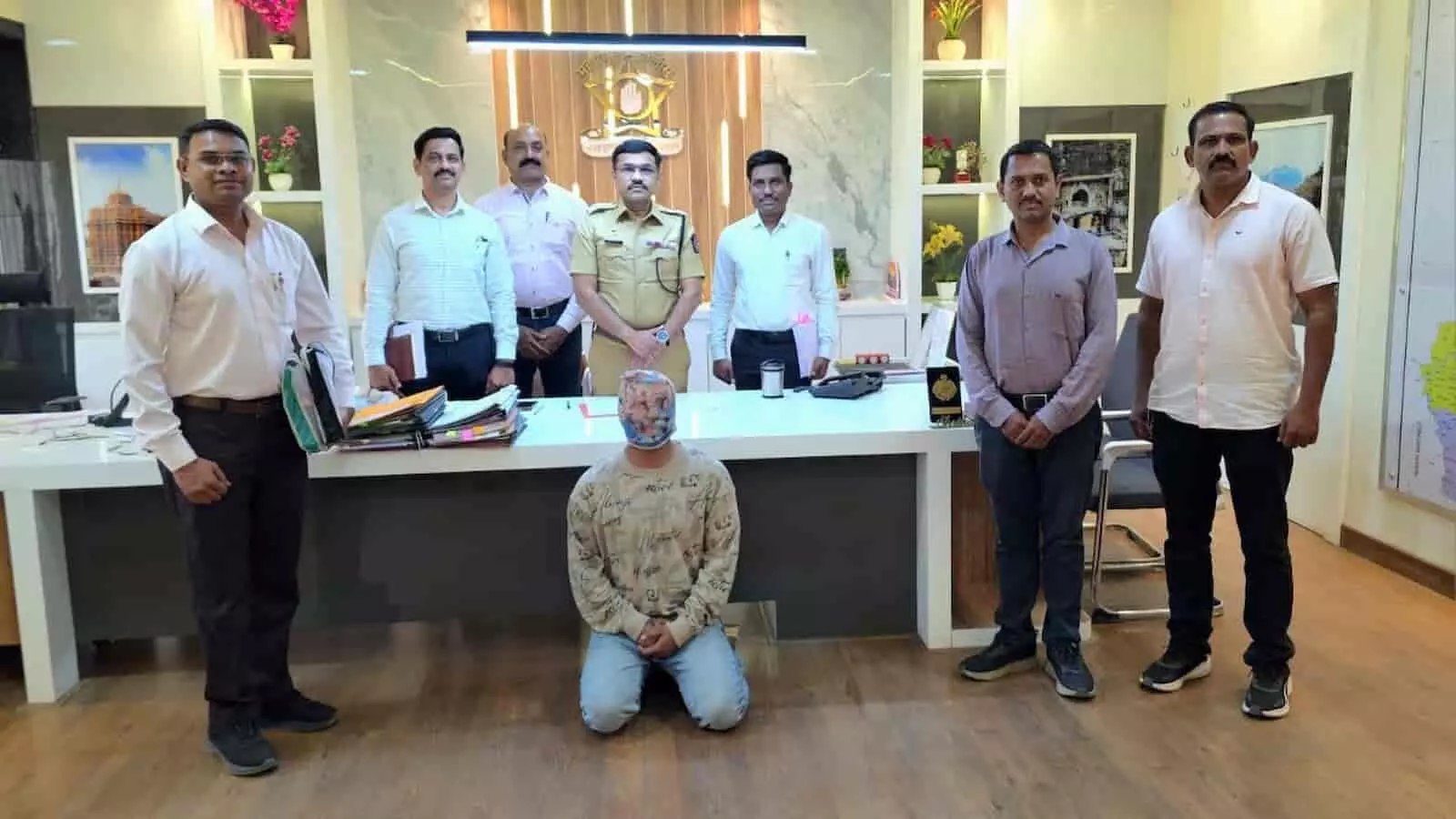 तस्वीर में जलगांव पुलिस स्टेशन में गिरफ्तार आरोपी और पुलिसकर्मी नजर आ रहे हैं। तस्वीर में जलगांव पुलिस स्टेशन में गिरफ्तार आरोपी और पुलिसकर्मी नजर आ रहे हैं।