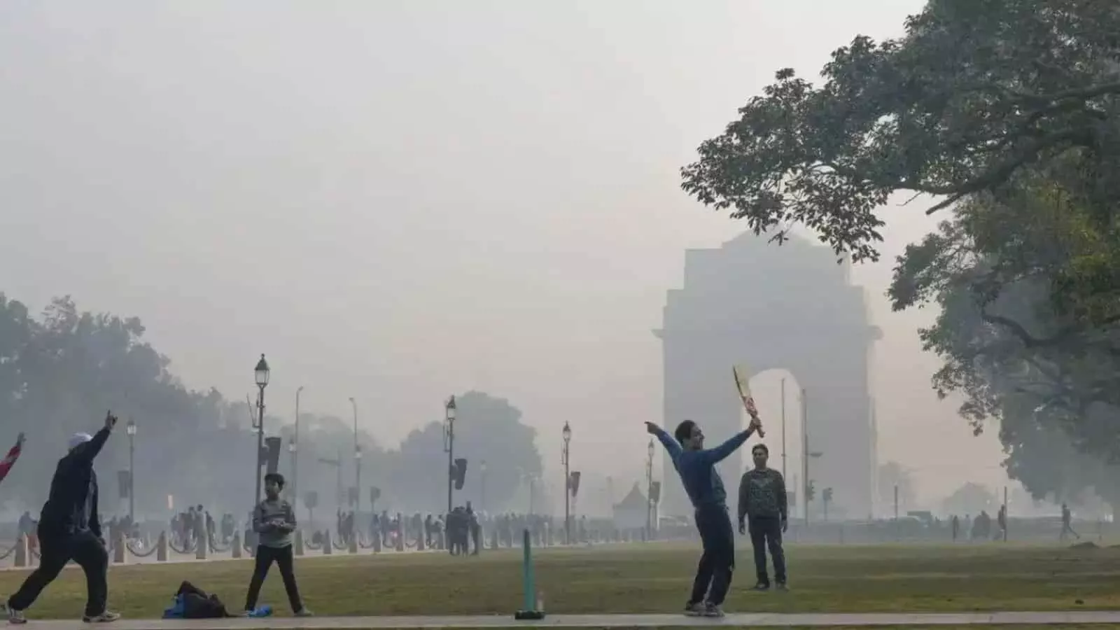 तस्वीर में दिख रहे लोग नई दिल्ली में इंडिया गेट के पास मौसम में बदलाव का आनंद ले रहे हैं। तस्वीर में दिख रहे लोग नई दिल्ली में इंडिया गेट के पास मौसम में बदलाव का आनंद ले रहे हैं।