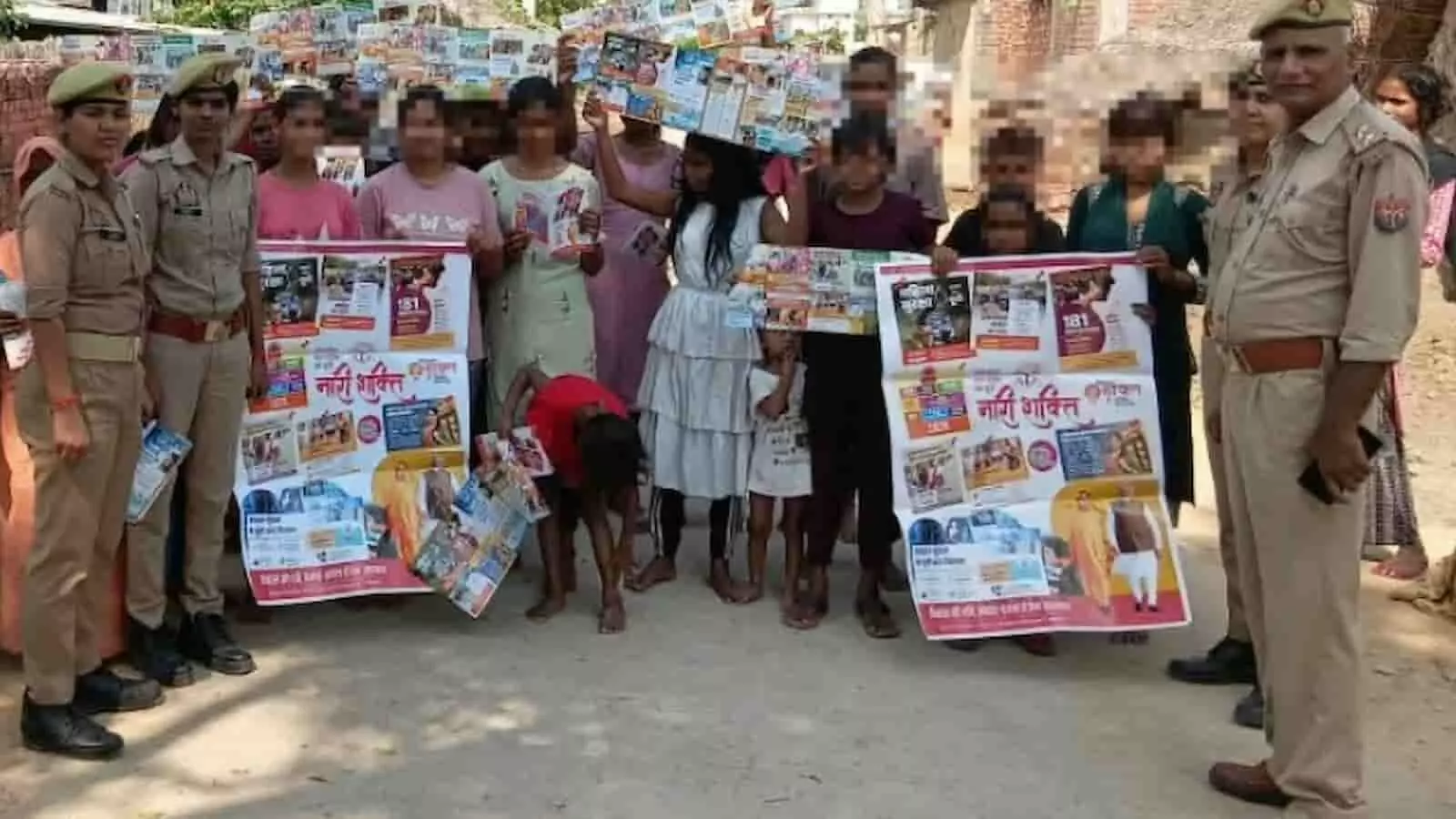 तस्वीर में चंदौली जिले में पुलिस द्वारा मिशन शक्ति अभियान के तहत महिलाओं को जागरूक करना तस्वीर में चंदौली जिले में पुलिस द्वारा मिशन शक्ति अभियान के तहत महिलाओं को जागरूक करना