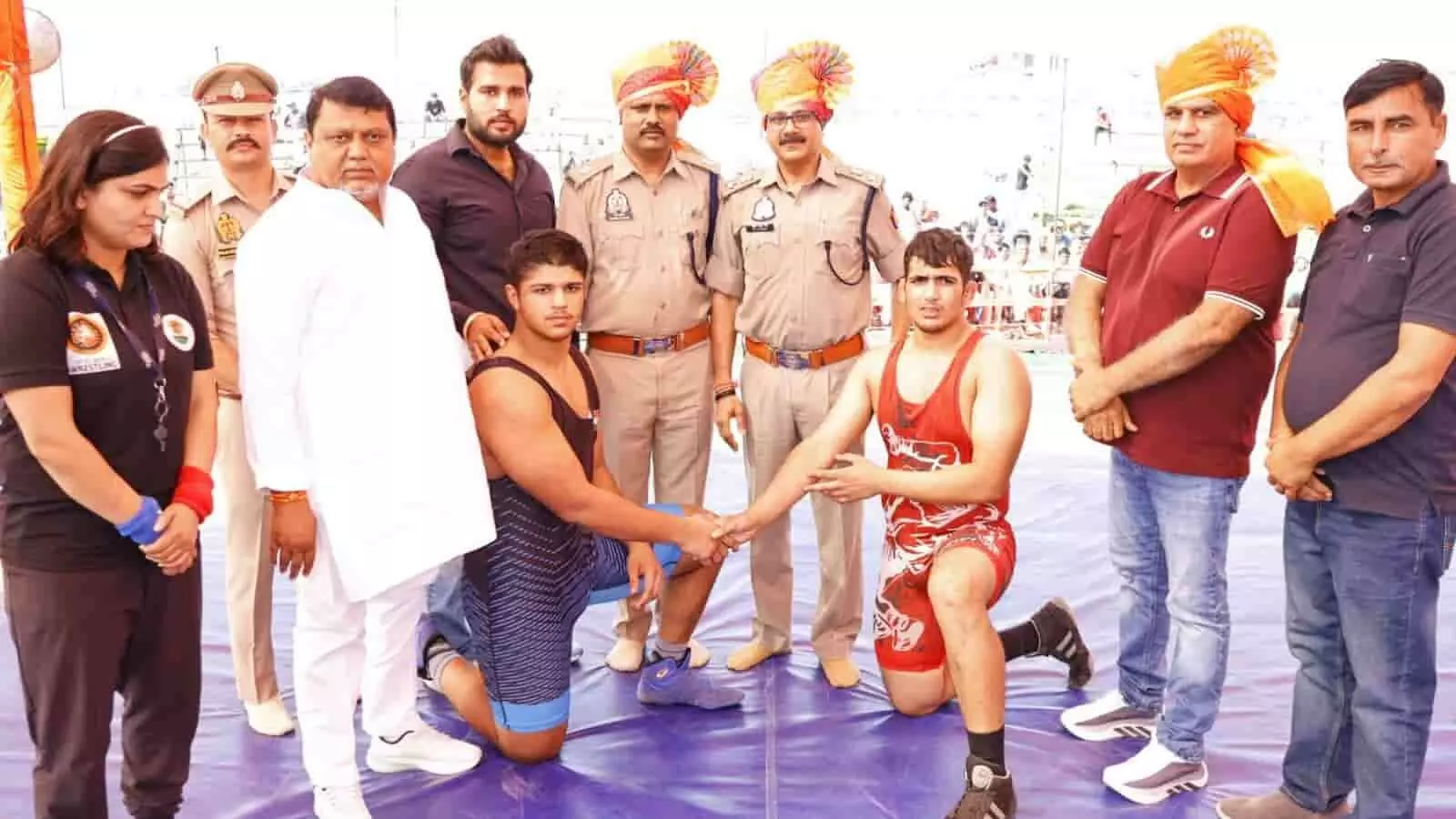 तस्वीर में हापुड़ के बाबूगढ़ स्थित अखाड़े में पहलवानों का हौसला बढ़ाते पुलिस अधीक्षक। तस्वीर में हापुड़ के बाबूगढ़ स्थित अखाड़े में पहलवानों का हौसला बढ़ाते पुलिस अधीक्षक।