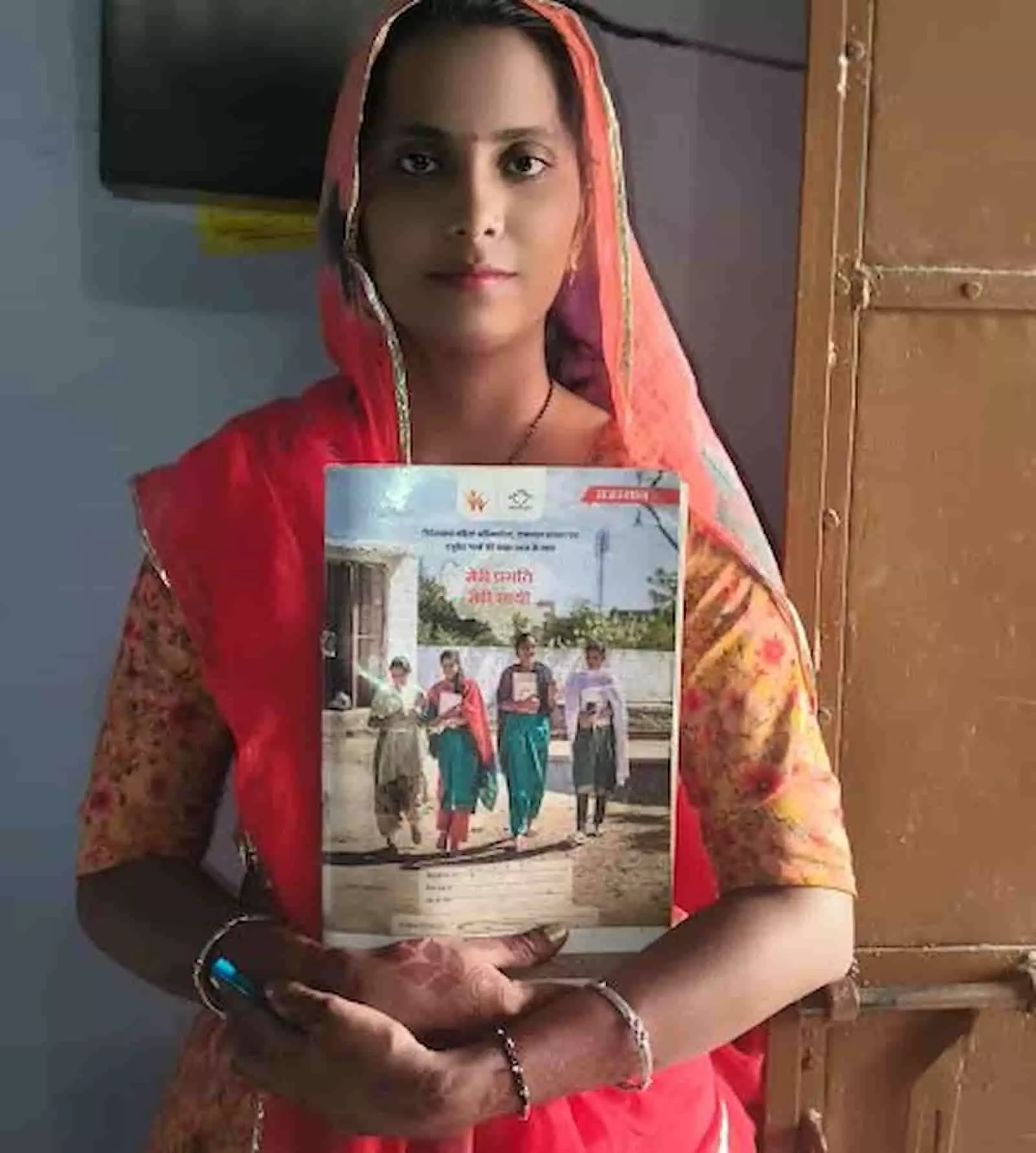 तस्वीर में दिख रही हैं सिरोही की अनु कुमारी जो शिक्षा जारी रखने की प्रेरणा दे रही हैं। तस्वीर में दिख रही हैं सिरोही की अनु कुमारी जो शिक्षा जारी रखने की प्रेरणा दे रही हैं।