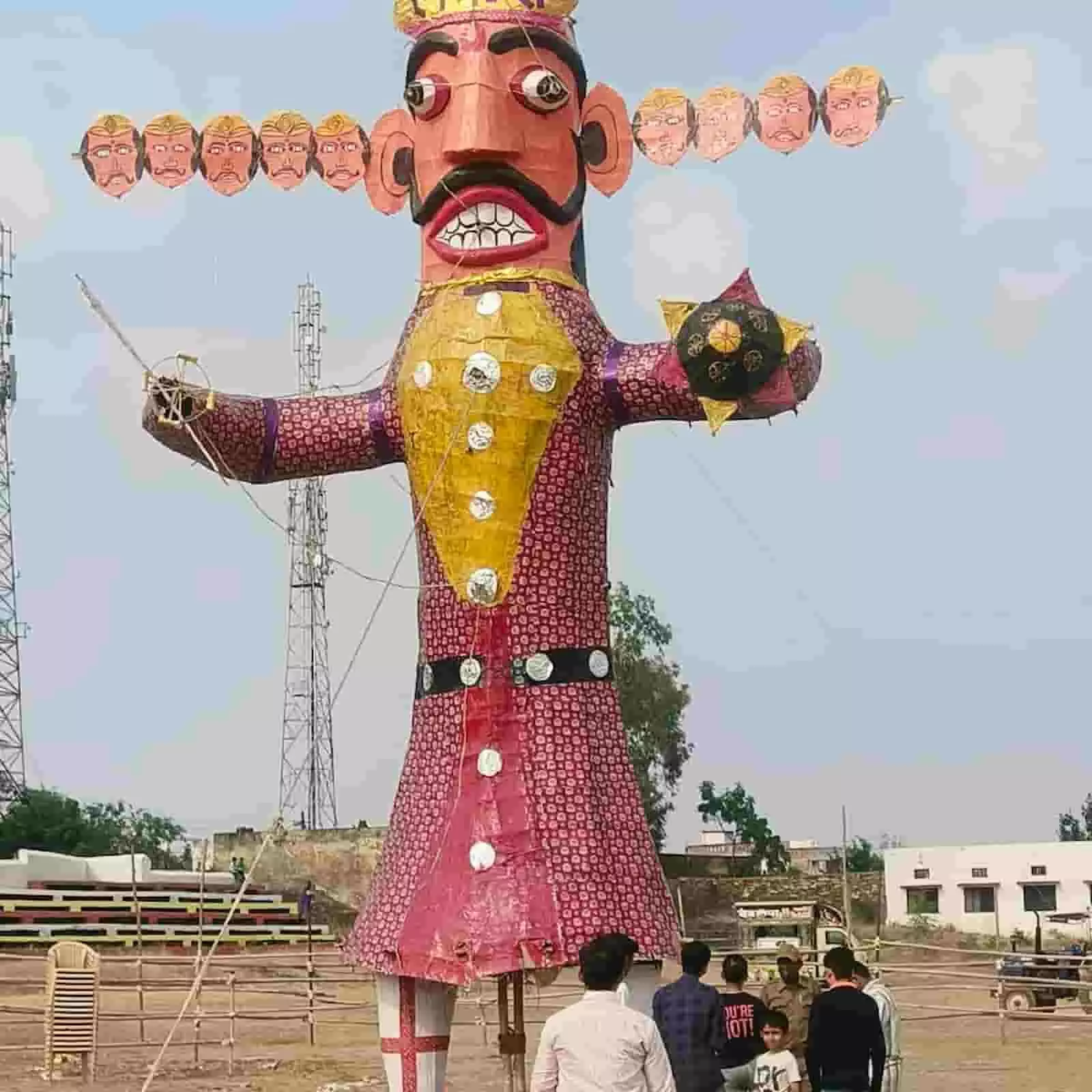 तस्वीर में खेरवाड़ा के खेल मैदान में खड़ा 35 फीट ऊंचा रावण का पुतला दिख रहा है। तस्वीर में खेरवाड़ा के खेल मैदान में खड़ा 35 फीट ऊंचा रावण का पुतला दिख रहा है।