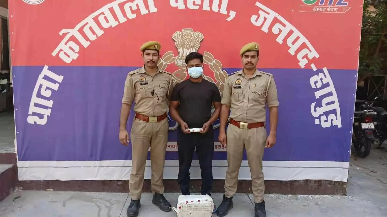तस्वीर में हापुड़ जनपद के ग्राम गोंदी क्षेत्र से पुलिस गिरफ्तार ट्रैक्टर बैटरी चोरी आरोपी। तस्वीर में हापुड़ जनपद के ग्राम गोंदी क्षेत्र से पुलिस गिरफ्तार ट्रैक्टर बैटरी चोरी आरोपी।