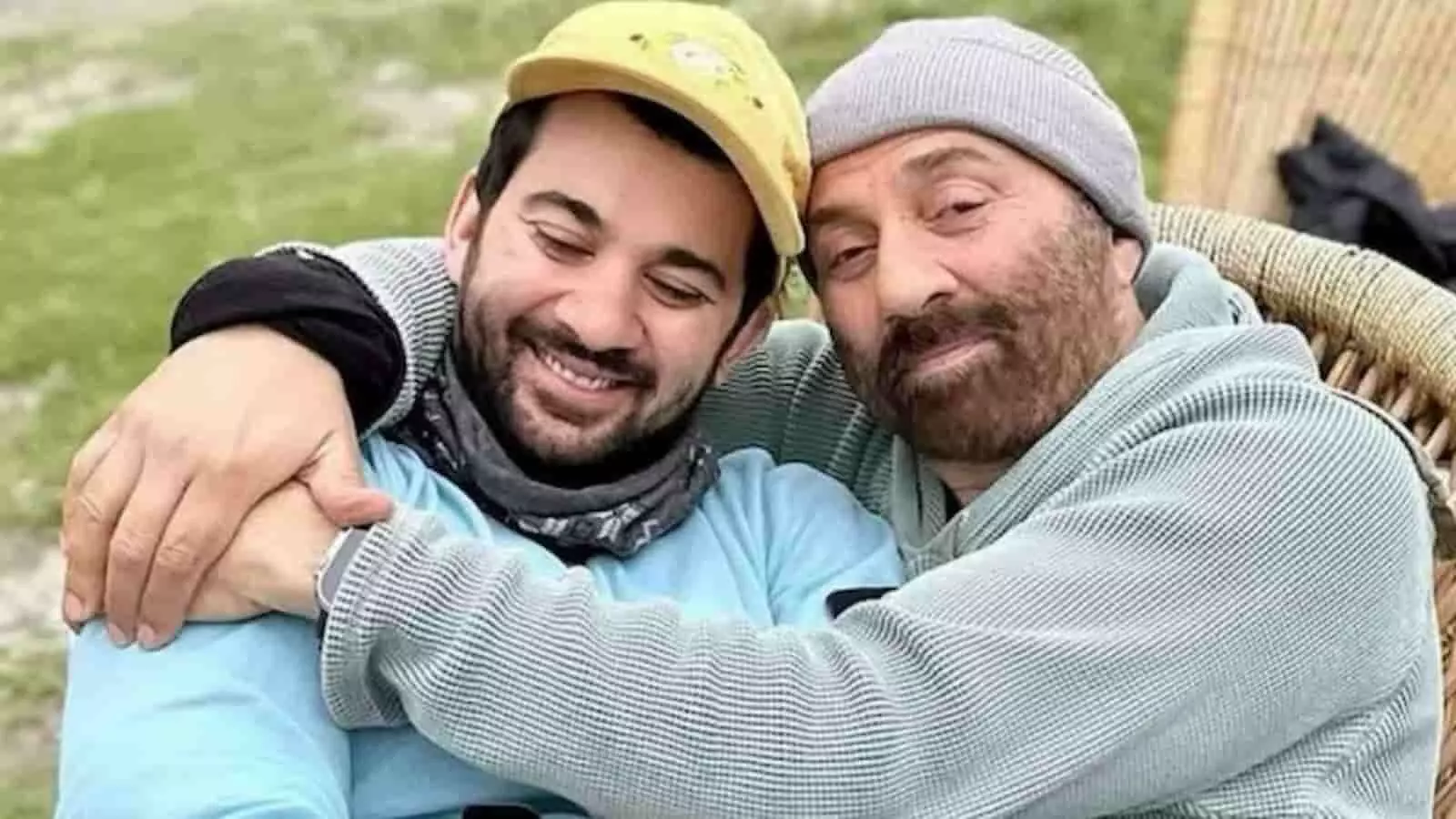 तस्वीर में करण देओल अपने पिता और अभिनेता सनी देओल के साथ बैठकर मुस्कुराते हुए नजर आ रहे हैं। तस्वीर में करण देओल अपने पिता और अभिनेता सनी देओल के साथ बैठकर मुस्कुराते हुए नजर आ रहे हैं।