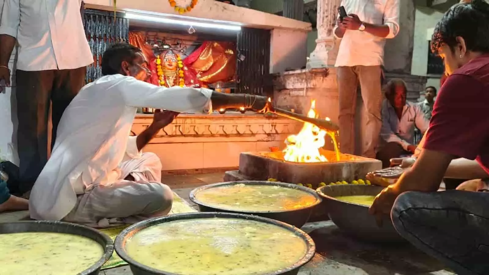 तस्वीर में पुजारी जियाखेड़ी के चामुंडा माता मंदिर में हवन कुंड में घी की आहुति दे रहे हैं। तस्वीर में पुजारी जियाखेड़ी के चामुंडा माता मंदिर में हवन कुंड में घी की आहुति दे रहे हैं।