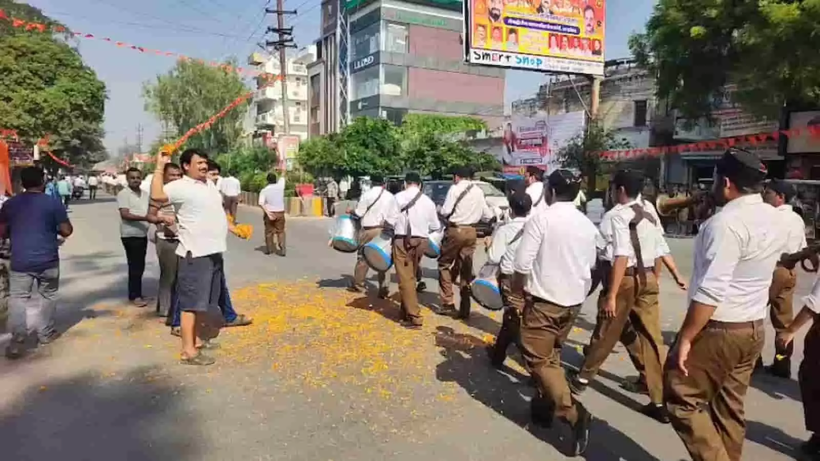 तस्वीर में परशुराम चौक पर राष्ट्रीय स्वयंसेवक संघ के पथ संचलन का स्वागत दिख रहा है. तस्वीर में परशुराम चौक पर राष्ट्रीय स्वयंसेवक संघ के पथ संचलन का स्वागत दिख रहा है.