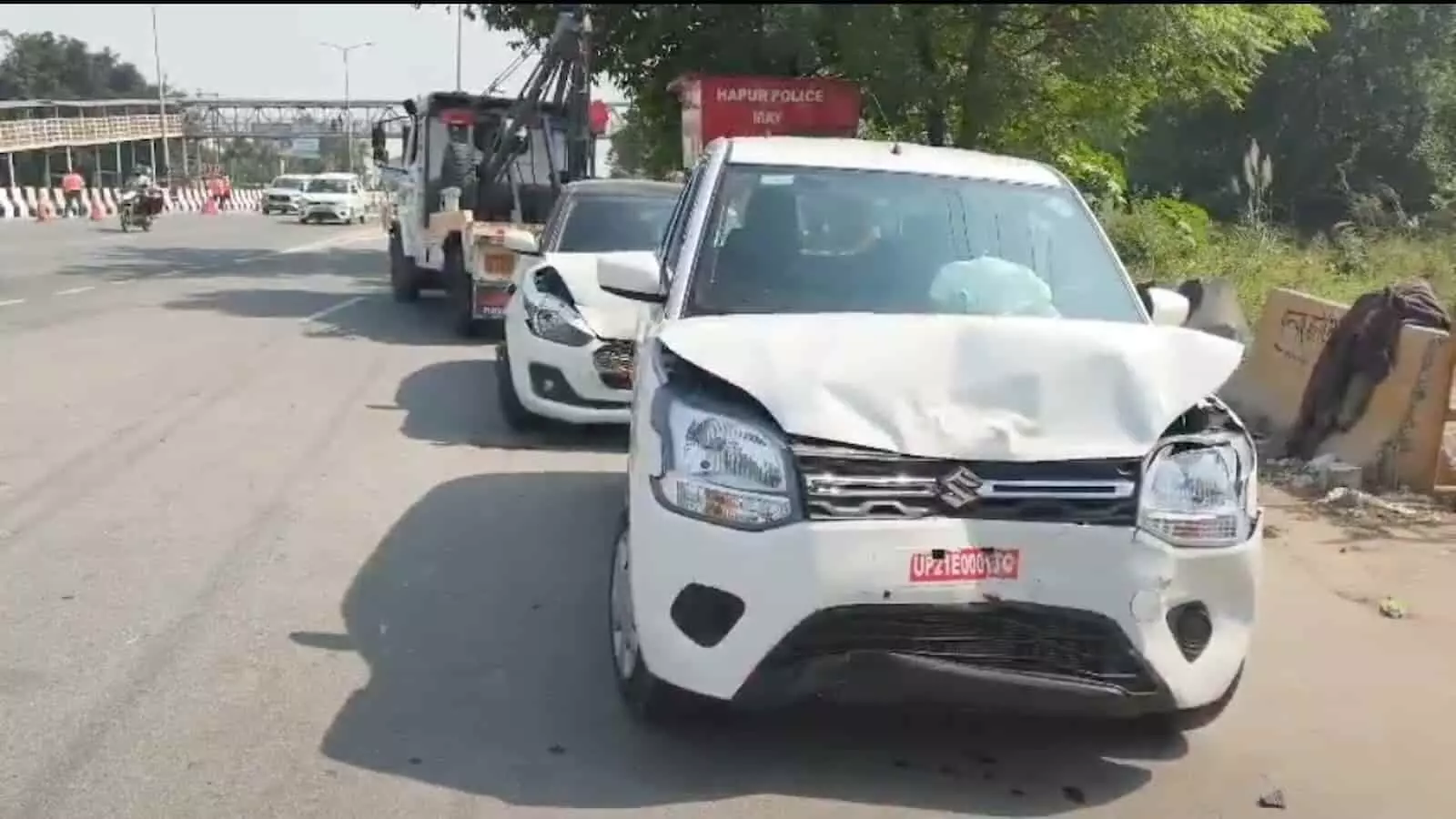 तस्वीर में दिल्ली-लखनऊ नेशनल हाईवे पर पिलखुवा में दुर्घटनाग्रस्त हुई गाड़ियां दिख रही हैं। तस्वीर में दिल्ली-लखनऊ नेशनल हाईवे पर पिलखुवा में दुर्घटनाग्रस्त हुई गाड़ियां दिख रही हैं।