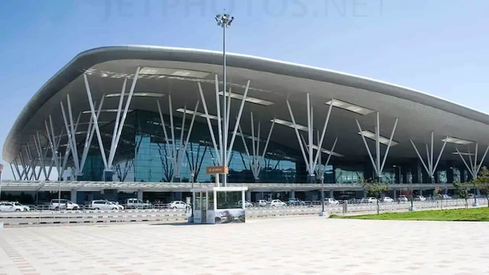 तस्वीर में बेंगलुरु के केम्पेगौड़ा अंतरराष्ट्रीय हवाई अड्डे की इमारत और परिसर दिखाई दे रहा है। तस्वीर में बेंगलुरु के केम्पेगौड़ा अंतरराष्ट्रीय हवाई अड्डे की इमारत और परिसर दिखाई दे रहा है।