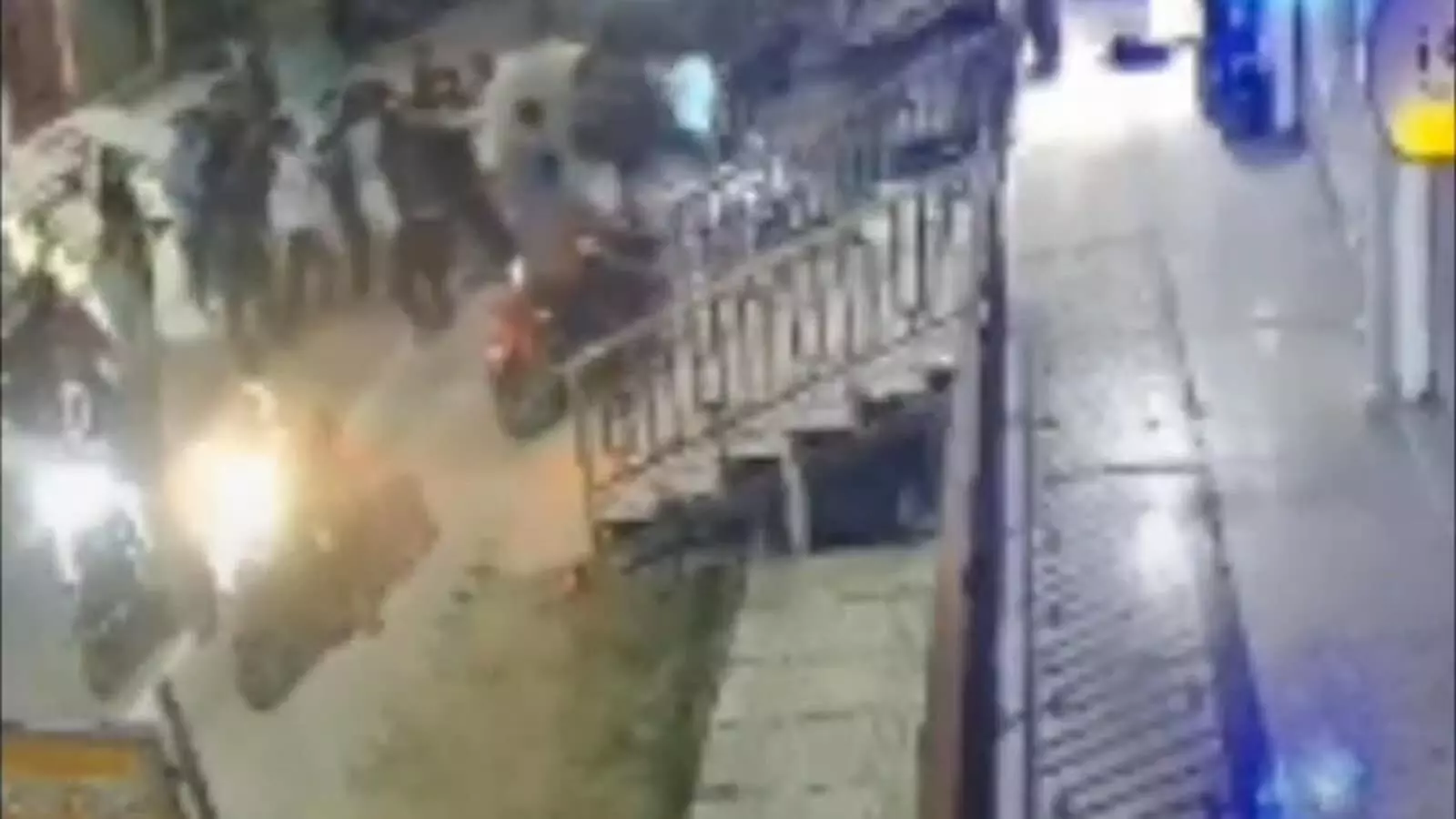 तस्वीर में हापुड़ के बाजार में किराए के विवाद के दौरान हुई मारपीट का सीसीटीवी फुटेज दिख रहा है। तस्वीर में हापुड़ के बाजार में किराए के विवाद के दौरान हुई मारपीट का सीसीटीवी फुटेज दिख रहा है।
