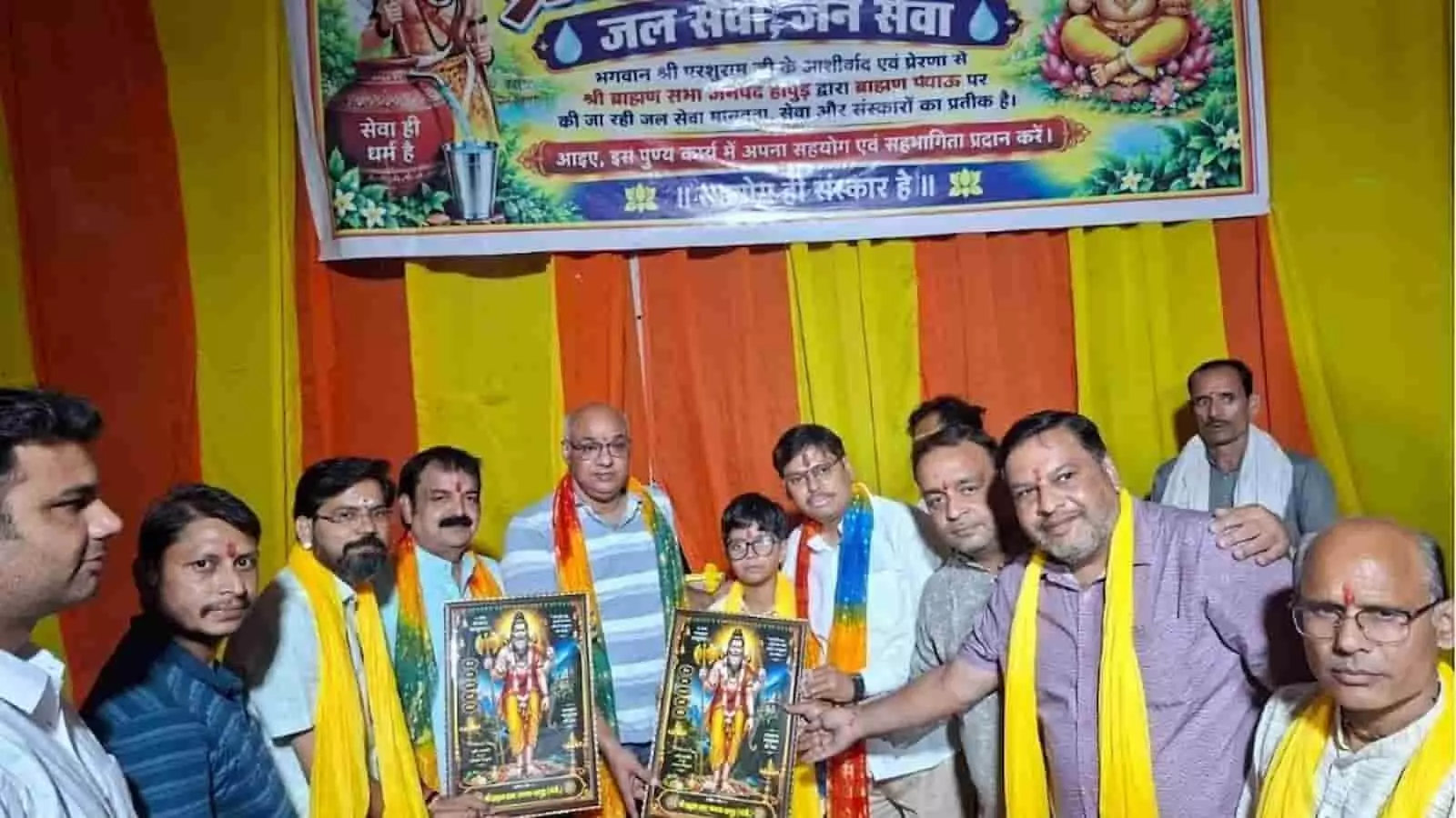 तस्वीर में श्री ब्राह्मण सभा के पदाधिकारी हापुड़ के रामलीला मैदान में जल सेवा कार्यक्रम के दौरान खड़े हैं। तस्वीर में श्री ब्राह्मण सभा के पदाधिकारी हापुड़ के रामलीला मैदान में जल सेवा कार्यक्रम के दौरान खड़े हैं।