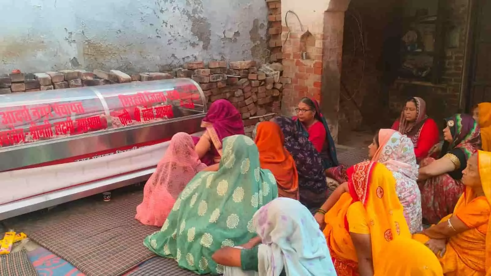 तस्वीर में बैठी महिलाएं उत्तर प्रदेश के कासगंज में मृत किशोरी के घर शोक मना रही हैं। तस्वीर में बैठी महिलाएं उत्तर प्रदेश के कासगंज में मृत किशोरी के घर शोक मना रही हैं।