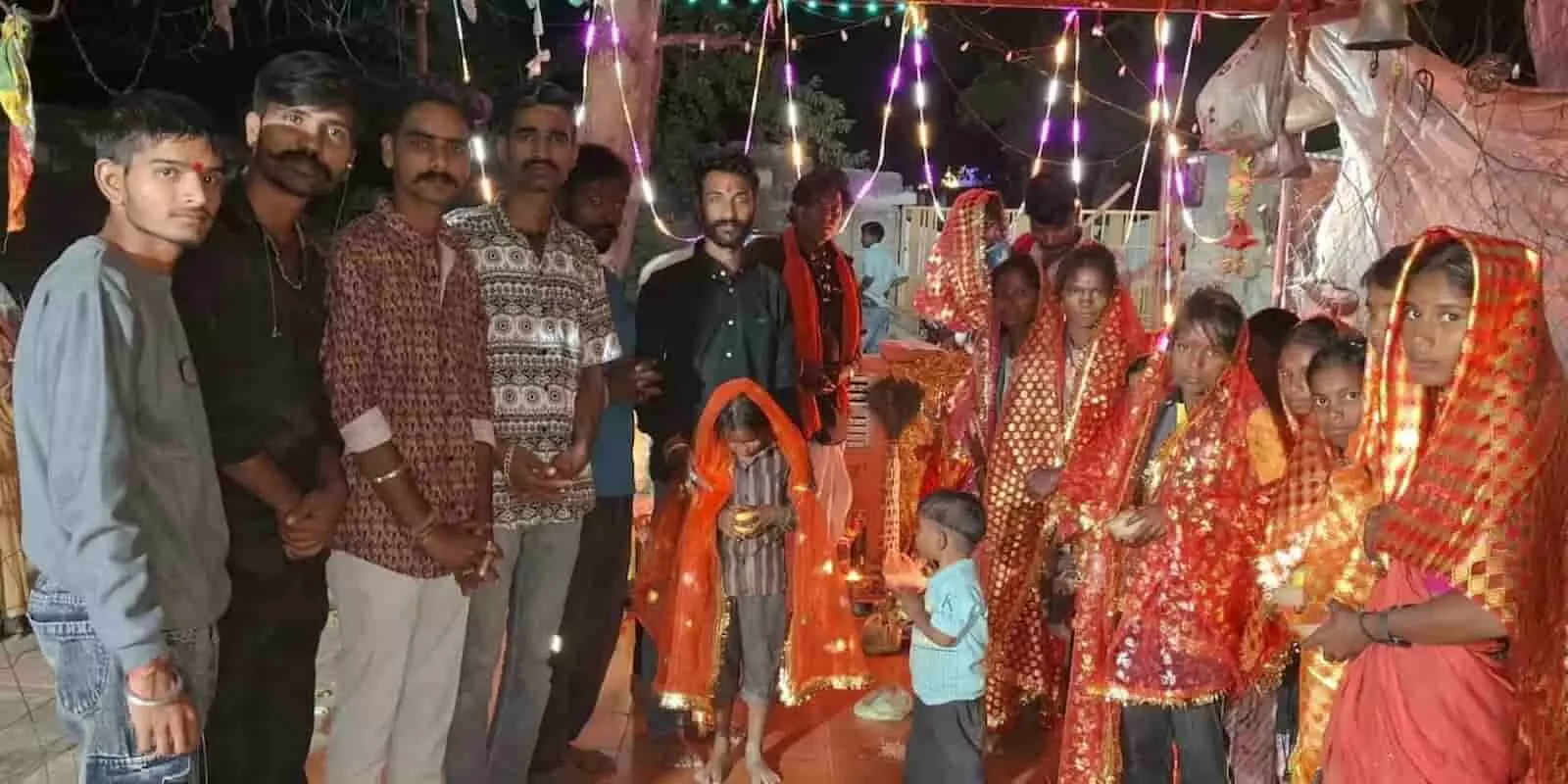 तस्वीर में आकोला के लाल फुला माता मंदिर परिसर में कन्या पूजन करते युवा ब्रिगेड के सदस्य दिख रहे हैं। तस्वीर में आकोला के लाल फुला माता मंदिर परिसर में कन्या पूजन करते युवा ब्रिगेड के सदस्य दिख रहे हैं।