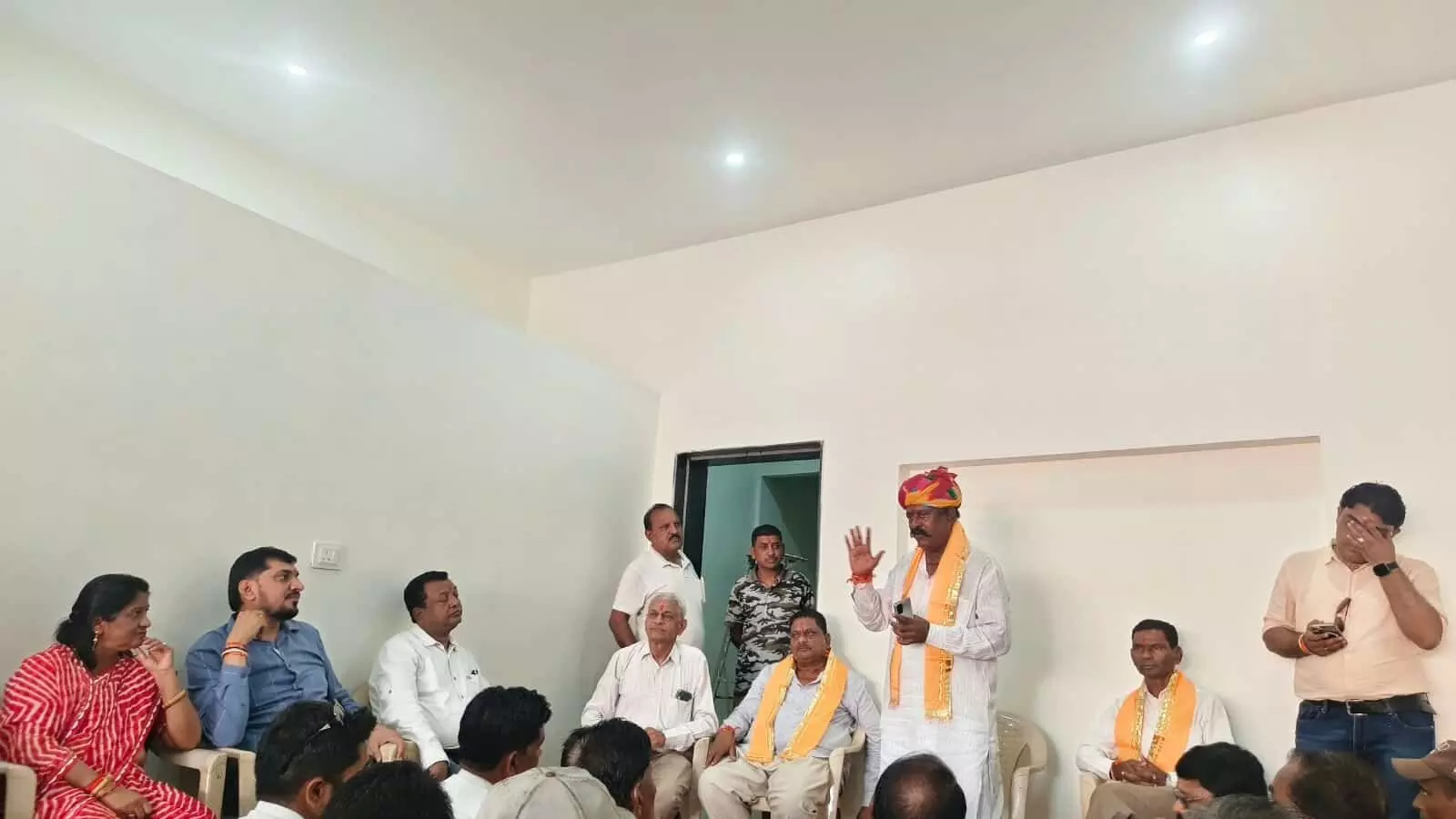 तस्वीर में पूर्व विधायक नानालाल अहारी खेरवाड़ा में भाजपा चुनाव कार्यालय शुभारंभ कार्यक्रम में कार्यकर्ताओं को संबोधित करते दिख रहे हैं। तस्वीर में पूर्व विधायक नानालाल अहारी खेरवाड़ा में भाजपा चुनाव कार्यालय शुभारंभ कार्यक्रम में कार्यकर्ताओं को संबोधित करते दिख रहे हैं।