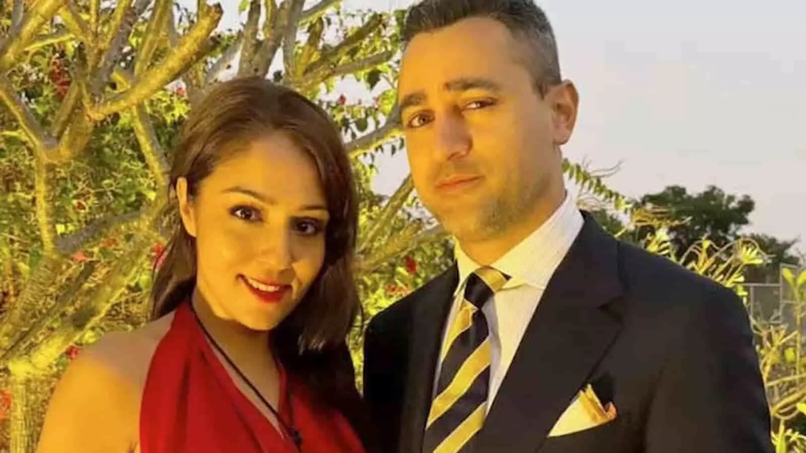 तस्वीर में लेखा वाशिंगटन और इमरान खान एक साथ खड़े होकर पोज देते दिख रहे हैं। तस्वीर में लेखा वाशिंगटन और इमरान खान एक साथ खड़े होकर पोज देते दिख रहे हैं।