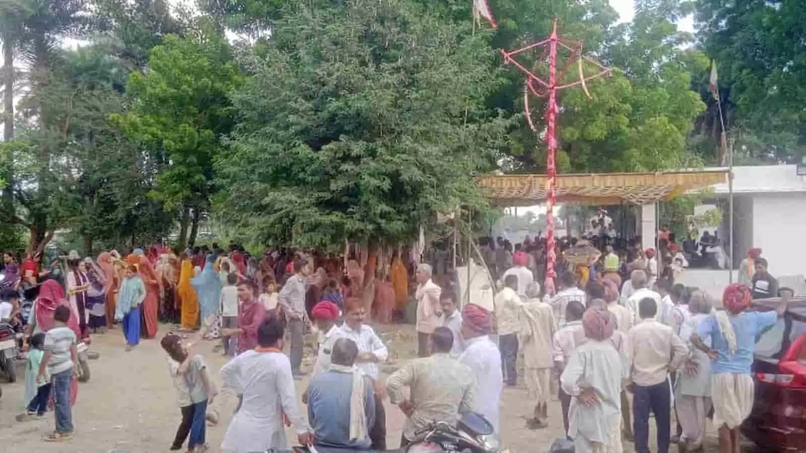 तस्वीर में बड़ी सादड़ी के लिंकोड़ा गांव में मेले के दौरान एकत्रित हुए श्रद्धालु दिख रहे हैं। तस्वीर में बड़ी सादड़ी के लिंकोड़ा गांव में मेले के दौरान एकत्रित हुए श्रद्धालु दिख रहे हैं।