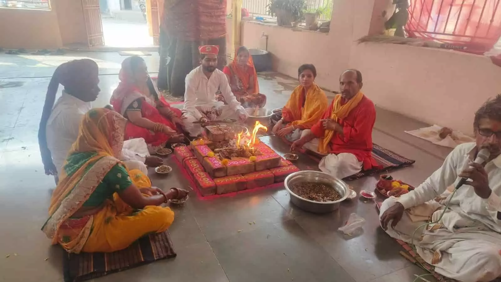 तस्वीर में दिख रहे श्रद्धालु बड़ी सादड़ी के हनुमान मंदिर में हवन-पूजन कर रहे हैं। तस्वीर में दिख रहे श्रद्धालु बड़ी सादड़ी के हनुमान मंदिर में हवन-पूजन कर रहे हैं।