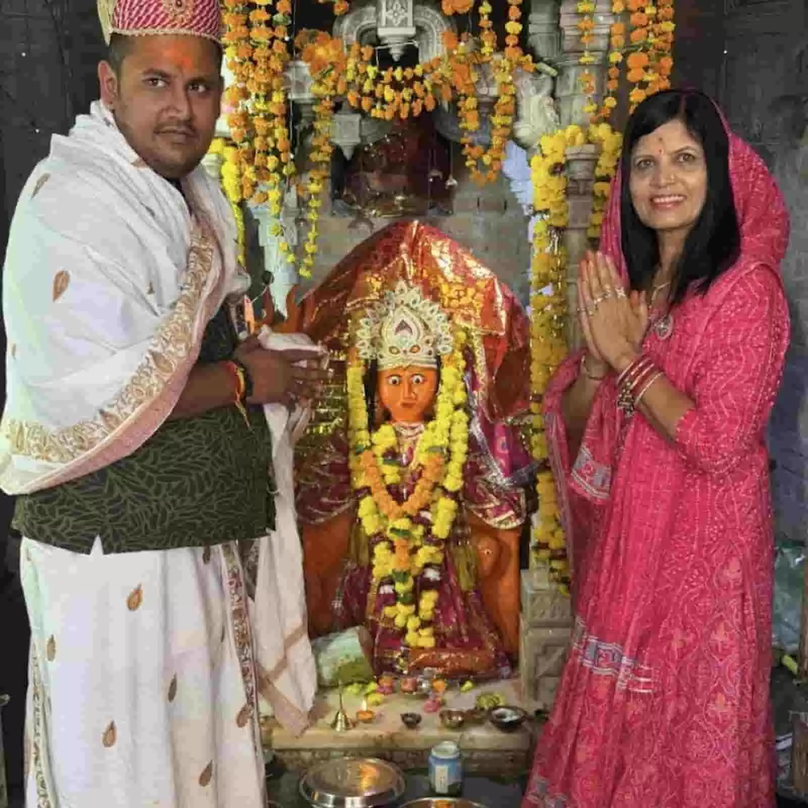 तस्वीर में यश जैन भाया और जिला प्रमुख उर्मिला जैन भाया शाहाबाद मंदिर में पूजा-अर्चना कर रहे हैं. तस्वीर में यश जैन भाया और जिला प्रमुख उर्मिला जैन भाया शाहाबाद मंदिर में पूजा-अर्चना कर रहे हैं.