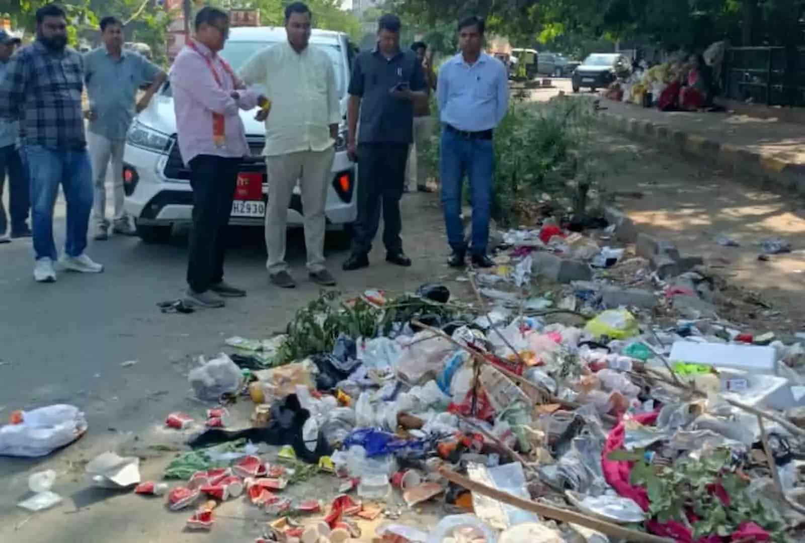 तस्वीर में महापौर सुनील कोठारी विद्याधर नगर में सड़क किनारे कचरे के ढेर का निरीक्षण करते दिख रहे हैं। तस्वीर में महापौर सुनील कोठारी विद्याधर नगर में सड़क किनारे कचरे के ढेर का निरीक्षण करते दिख रहे हैं।