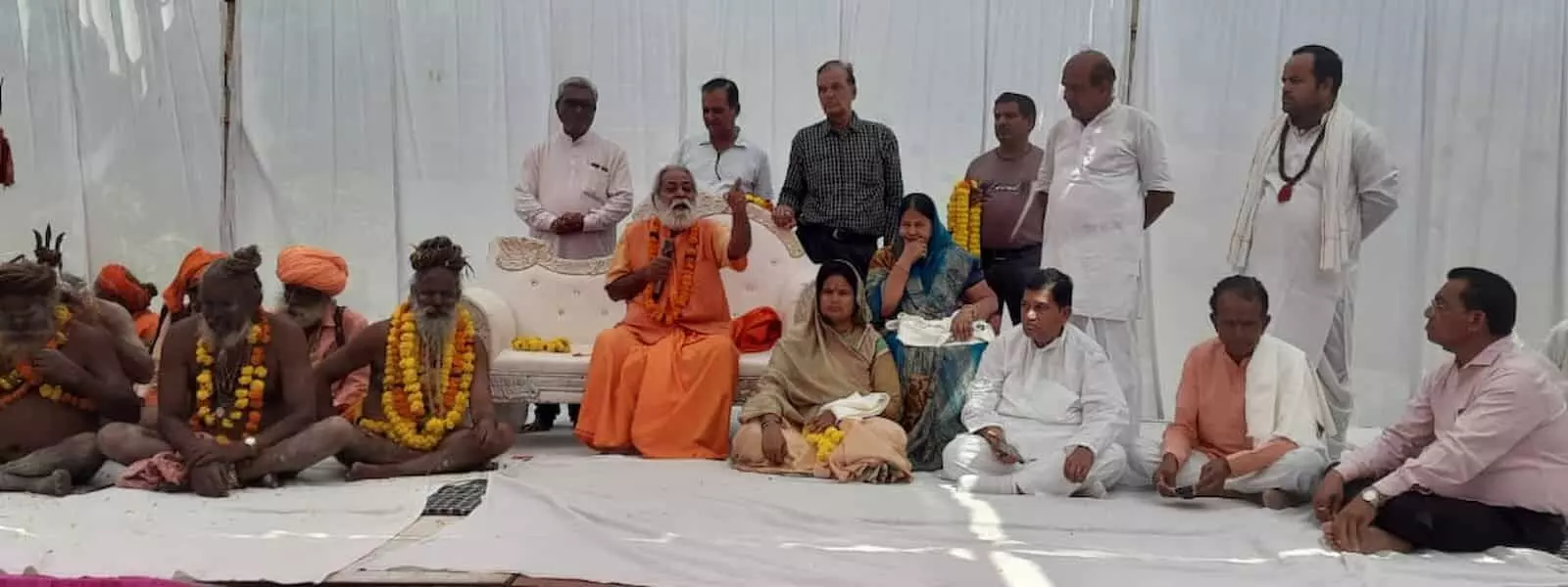 तस्वीर में ब्यावर के मंदिर में संत सम्मेलन के दौरान मौजूद साधु-संत और अतिथिगण नजर आ रहे हैं. तस्वीर में ब्यावर के मंदिर में संत सम्मेलन के दौरान मौजूद साधु-संत और अतिथिगण नजर आ रहे हैं.