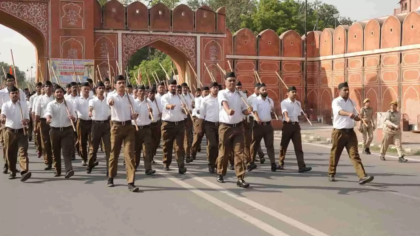 तस्वीर में राष्ट्रीय स्वयंसेवक संघ के स्वयंसेवक जयपुर में विजयादशमी उत्सव के अवसर पर पथ संचलन करते हुए दिख रहे हैं। तस्वीर में राष्ट्रीय स्वयंसेवक संघ के स्वयंसेवक जयपुर में विजयादशमी उत्सव के अवसर पर पथ संचलन करते हुए दिख रहे हैं।