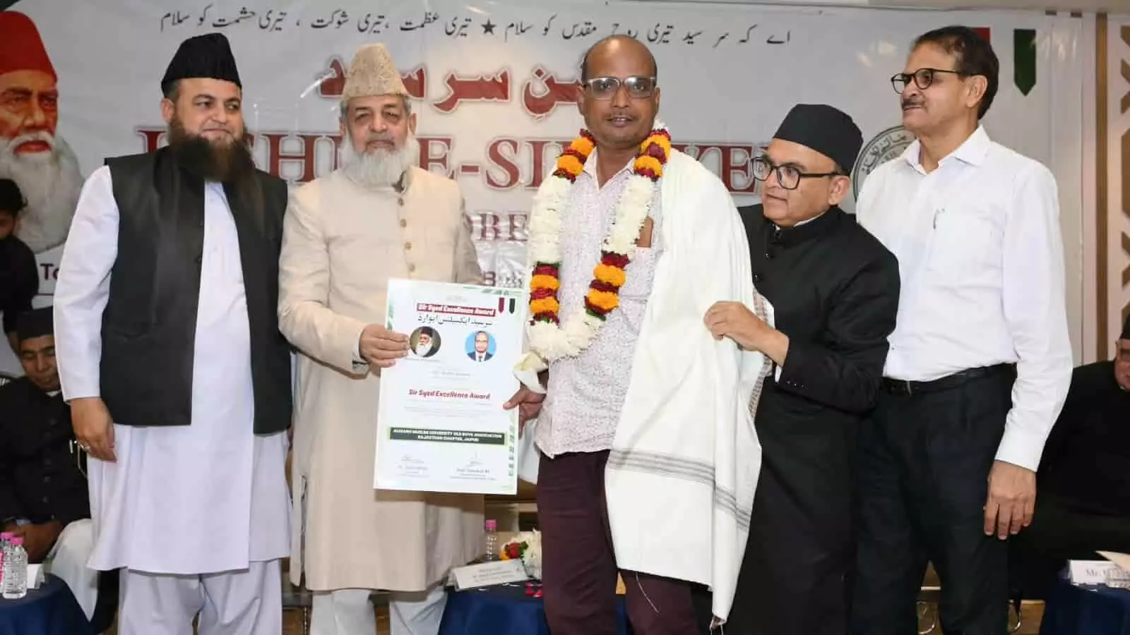 तस्वीर में जयपुर के एक समारोह में पत्रकारिता के लिए सम्मानित होते बाबू अंसारी नजर आ रहे हैं। तस्वीर में जयपुर के एक समारोह में पत्रकारिता के लिए सम्मानित होते बाबू अंसारी नजर आ रहे हैं।