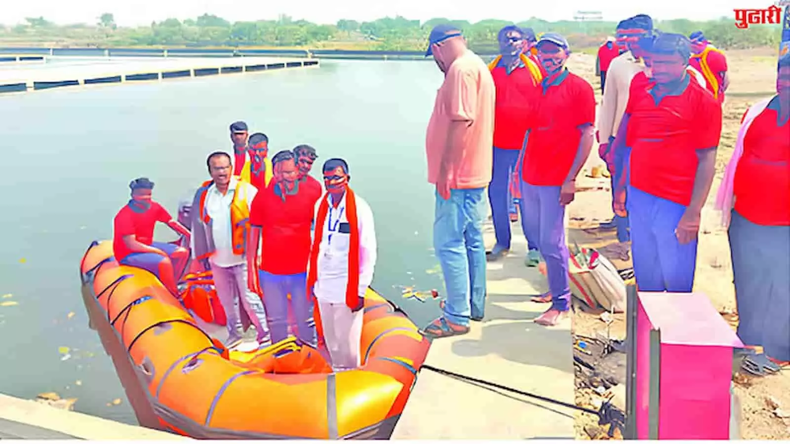 तस्वीर में मोती बाग विसर्जन कुंड के किनारे बोट और सुरक्षाकर्मी तैनात नजर आ रहे हैं। तस्वीर में मोती बाग विसर्जन कुंड के किनारे बोट और सुरक्षाकर्मी तैनात नजर आ रहे हैं।