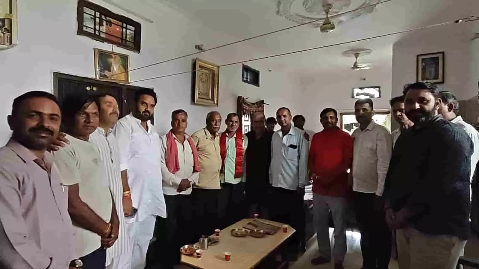 तस्वीर में दिख रहे भाजपा कार्यकर्ता और नेता चित्तौड़गढ़ के भूपालसागर में नए उम्मीदवार किशनलाल दाधीच का स्वागत करते हुए। तस्वीर में दिख रहे भाजपा कार्यकर्ता और नेता चित्तौड़गढ़ के भूपालसागर में नए उम्मीदवार किशनलाल दाधीच का स्वागत करते हुए।