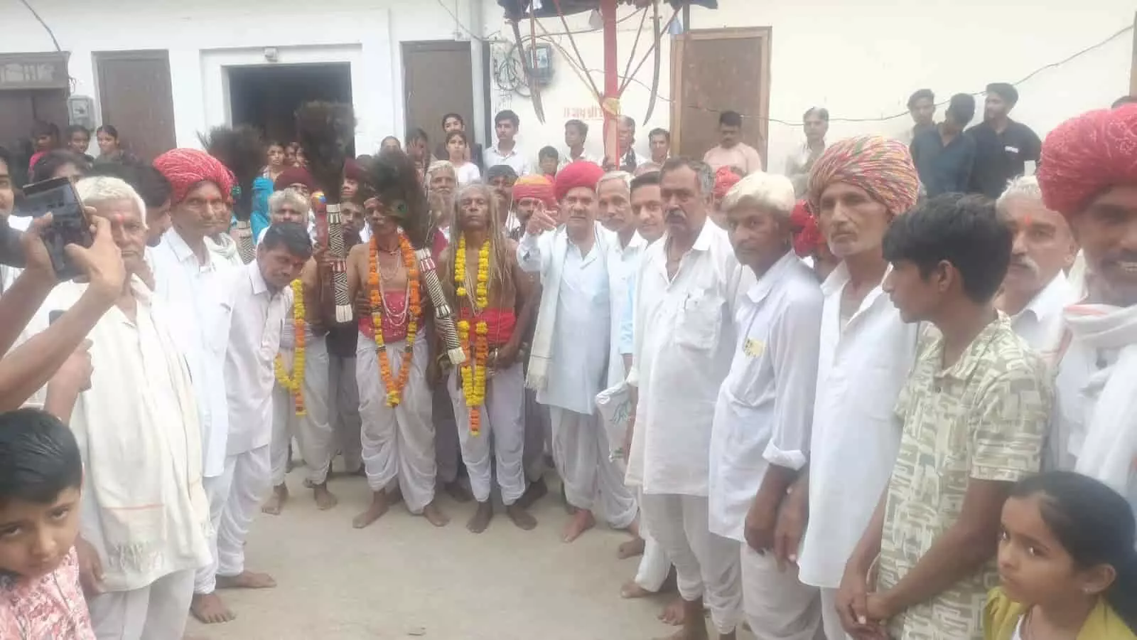 तस्वीर में इंटाली गांव में जवारा विसर्जन शोभायात्रा के दौरान एकत्रित श्रद्धालु और ग्रामीण दिख रहे हैं। तस्वीर में इंटाली गांव में जवारा विसर्जन शोभायात्रा के दौरान एकत्रित श्रद्धालु और ग्रामीण दिख रहे हैं।
