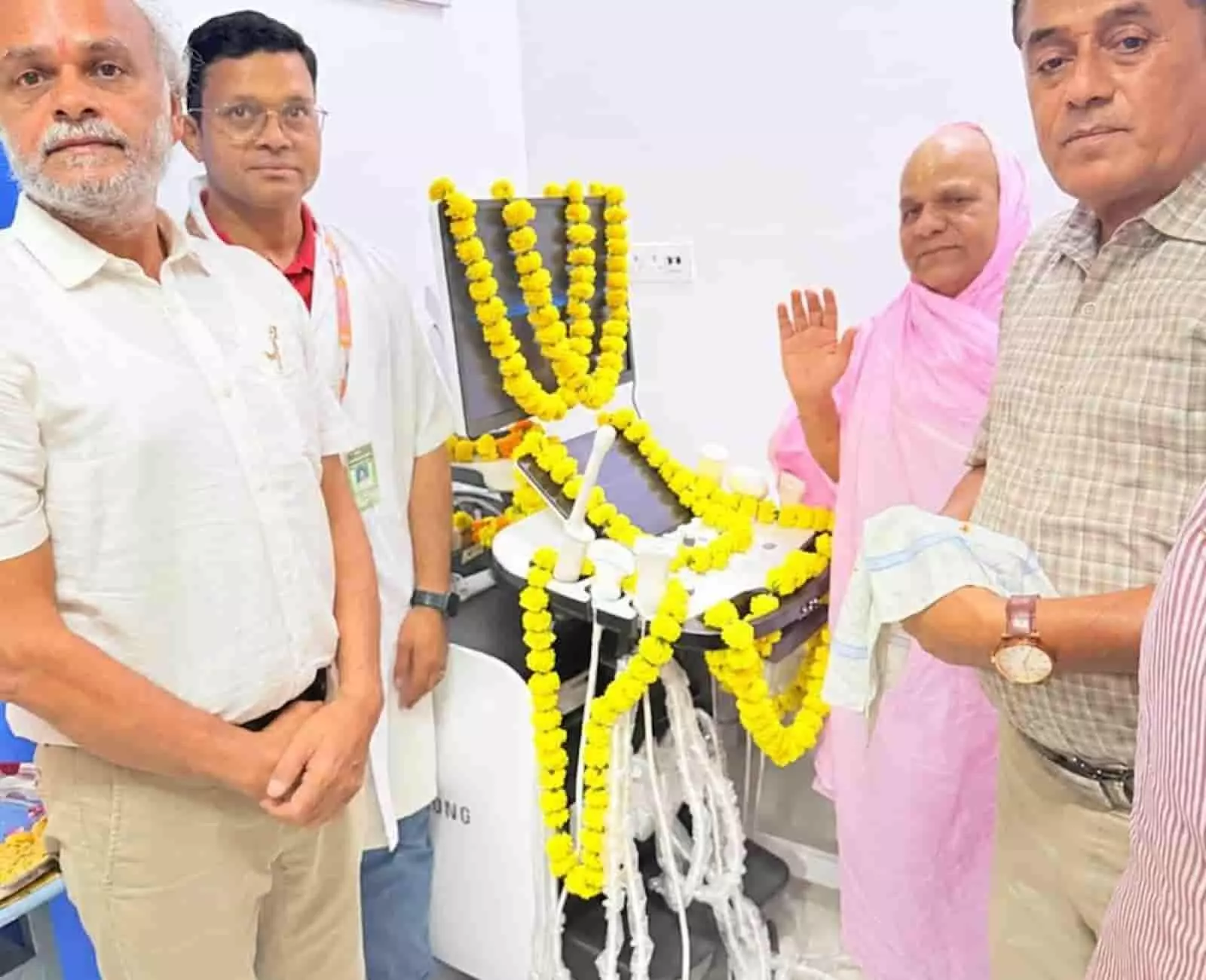 तस्वीर में रामस्नेही चिकित्सालय भीलवाड़ा में नई सोनोग्राफी मशीन के पास स्वामी रामदयाल जी महाराज और अतिथि खड़े हैं। तस्वीर में रामस्नेही चिकित्सालय भीलवाड़ा में नई सोनोग्राफी मशीन के पास स्वामी रामदयाल जी महाराज और अतिथि खड़े हैं।