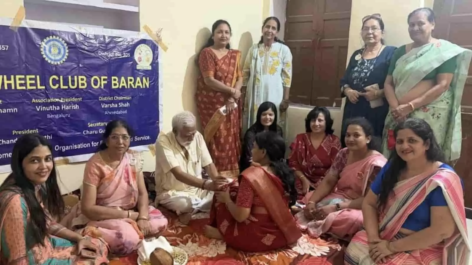 तस्वीर में बारां के निःशुल्क शिविर में स्पर्श चिकित्सा पद्धति से मरीजों का उपचार करते चिकित्सक। तस्वीर में बारां के निःशुल्क शिविर में स्पर्श चिकित्सा पद्धति से मरीजों का उपचार करते चिकित्सक।
