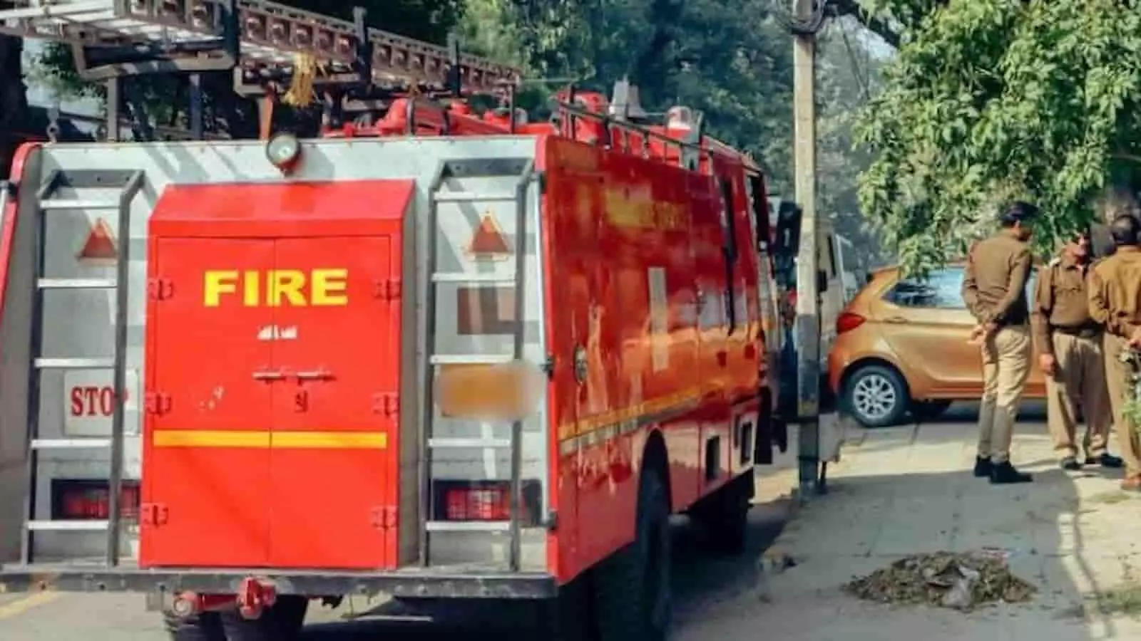 तस्वीर में फायर ब्रिगेड की गाड़ी और पुलिस कर्मी कुर्ला इमारत आग घटना स्थल पर मौजूद हैं। तस्वीर में फायर ब्रिगेड की गाड़ी और पुलिस कर्मी कुर्ला इमारत आग घटना स्थल पर मौजूद हैं।