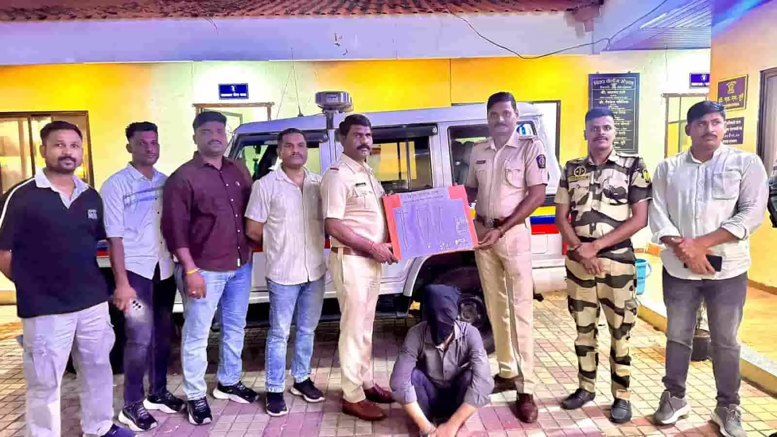 तस्वीर में विरार पुलिस स्टेशन के अधिकारी और पुलिसकर्मी विरार में गिरफ्तार आरोपी के साथ नजर आ रहे हैं। तस्वीर में विरार पुलिस स्टेशन के अधिकारी और पुलिसकर्मी विरार में गिरफ्तार आरोपी के साथ नजर आ रहे हैं।