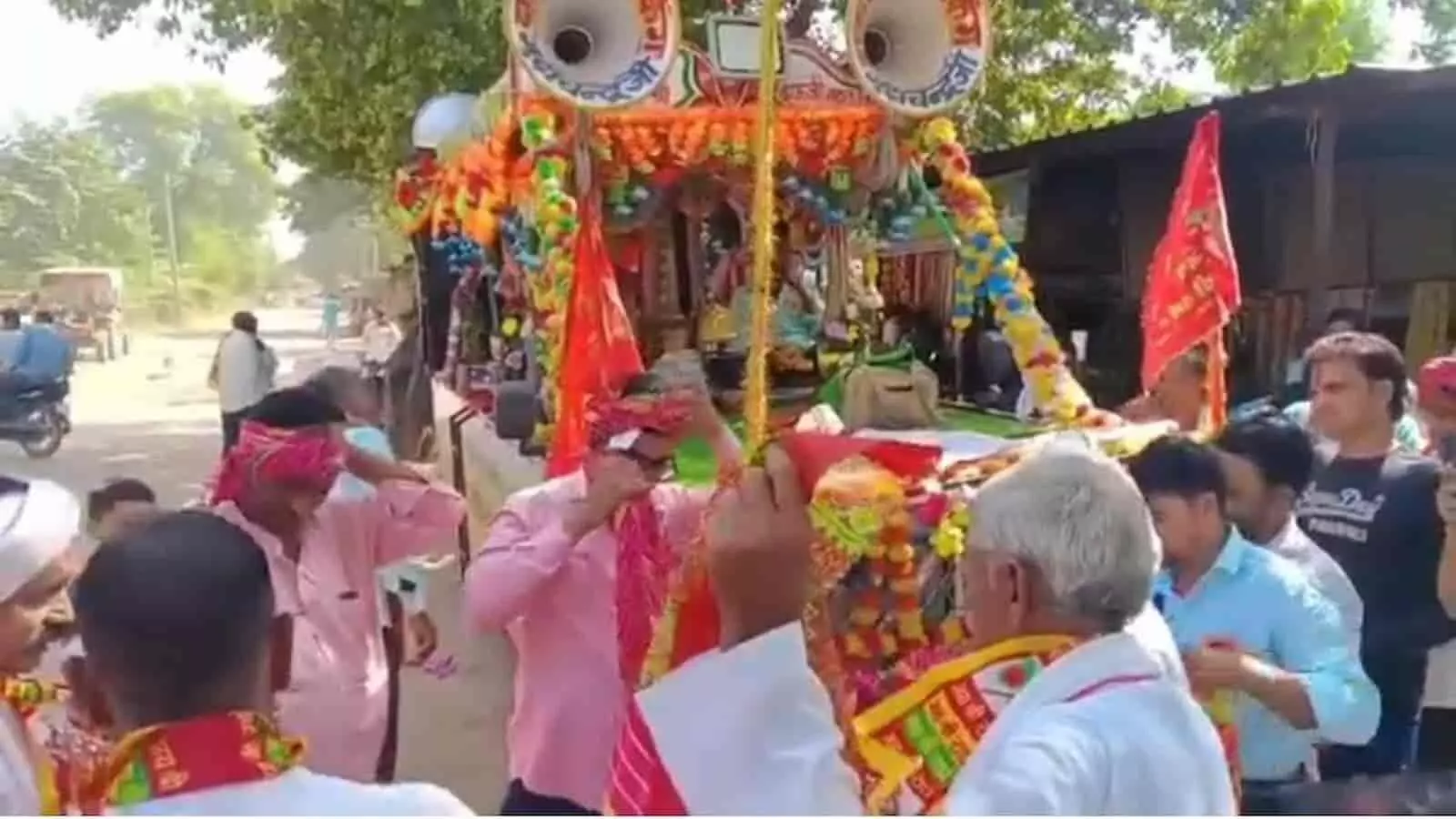 तस्वीर में हिण्डौन में गोवर्धन महाराज की पदयात्रा के लिए एकत्र हुए श्रद्धालु नजर आ रहे हैं। तस्वीर में हिण्डौन में गोवर्धन महाराज की पदयात्रा के लिए एकत्र हुए श्रद्धालु नजर आ रहे हैं।