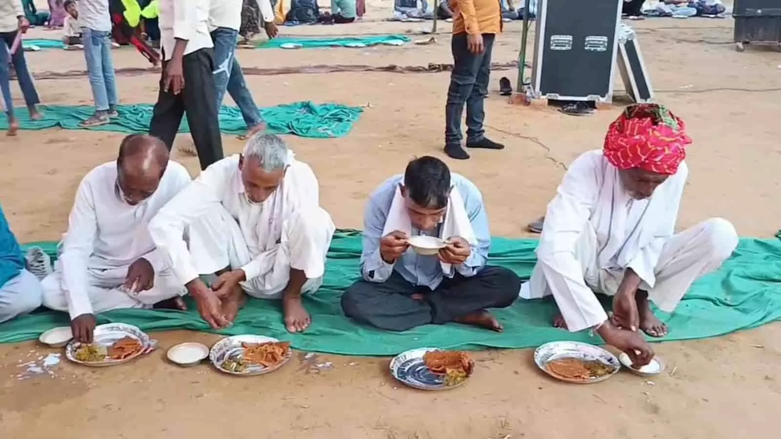 तस्वीर में ग्रामीण श्रद्धालु जमीन पर बैठकर भंडारे की प्रसादी ग्रहण करते हुए दिख रहे हैं। तस्वीर में ग्रामीण श्रद्धालु जमीन पर बैठकर भंडारे की प्रसादी ग्रहण करते हुए दिख रहे हैं।