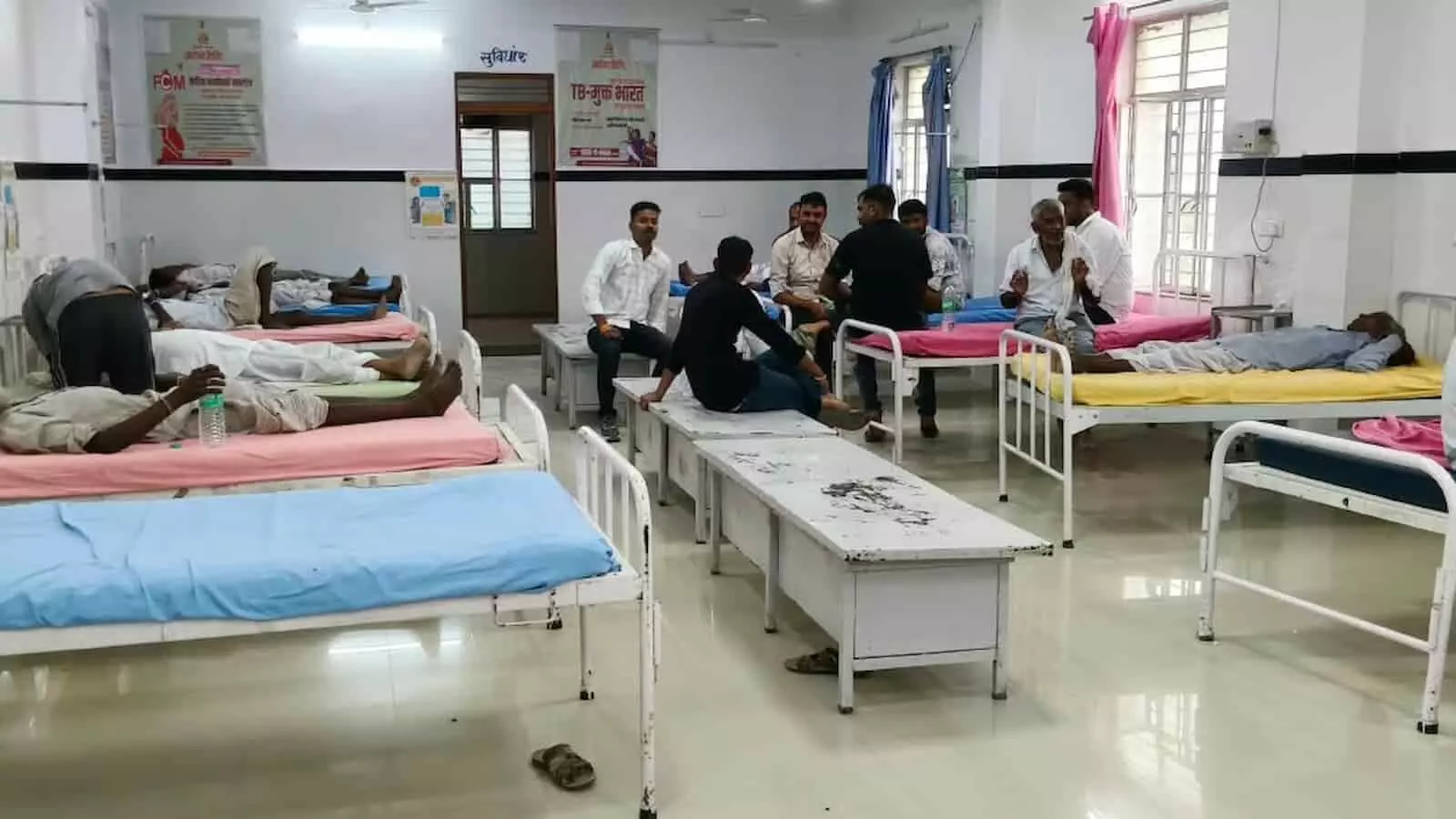 अस्पताल के वार्ड में भर्ती मधुमक्खियों के हमले में घायल ग्रामीण मरीज। अस्पताल के वार्ड में भर्ती मधुमक्खियों के हमले में घायल ग्रामीण मरीज।