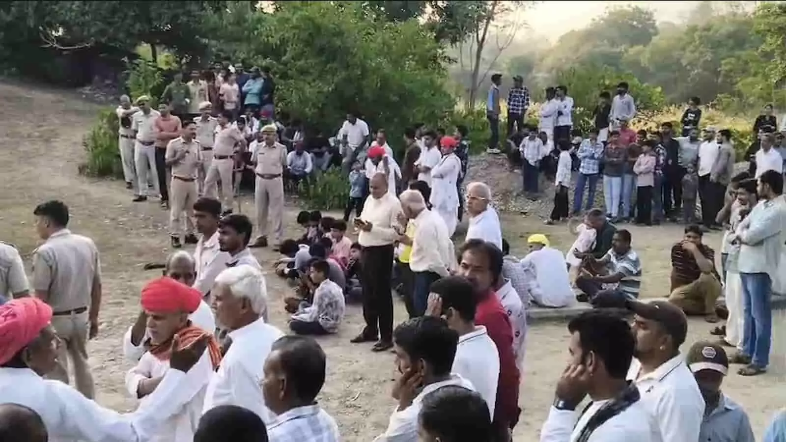 तस्वीर में राजसमंद के चारभुजा में रावण वध की परंपरा देखने के लिए जमा हुए ग्रामीण और पुलिसकर्मी। तस्वीर में राजसमंद के चारभुजा में रावण वध की परंपरा देखने के लिए जमा हुए ग्रामीण और पुलिसकर्मी।