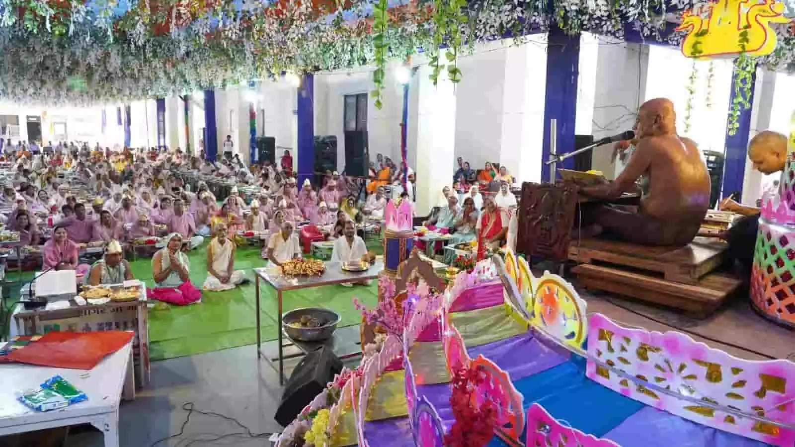 तस्वीर में मुनि योगसागर जी महाराज कोटा में श्रद्धालुओं को प्रवचन देते नजर आ रहे हैं। तस्वीर में मुनि योगसागर जी महाराज कोटा में श्रद्धालुओं को प्रवचन देते नजर आ रहे हैं।