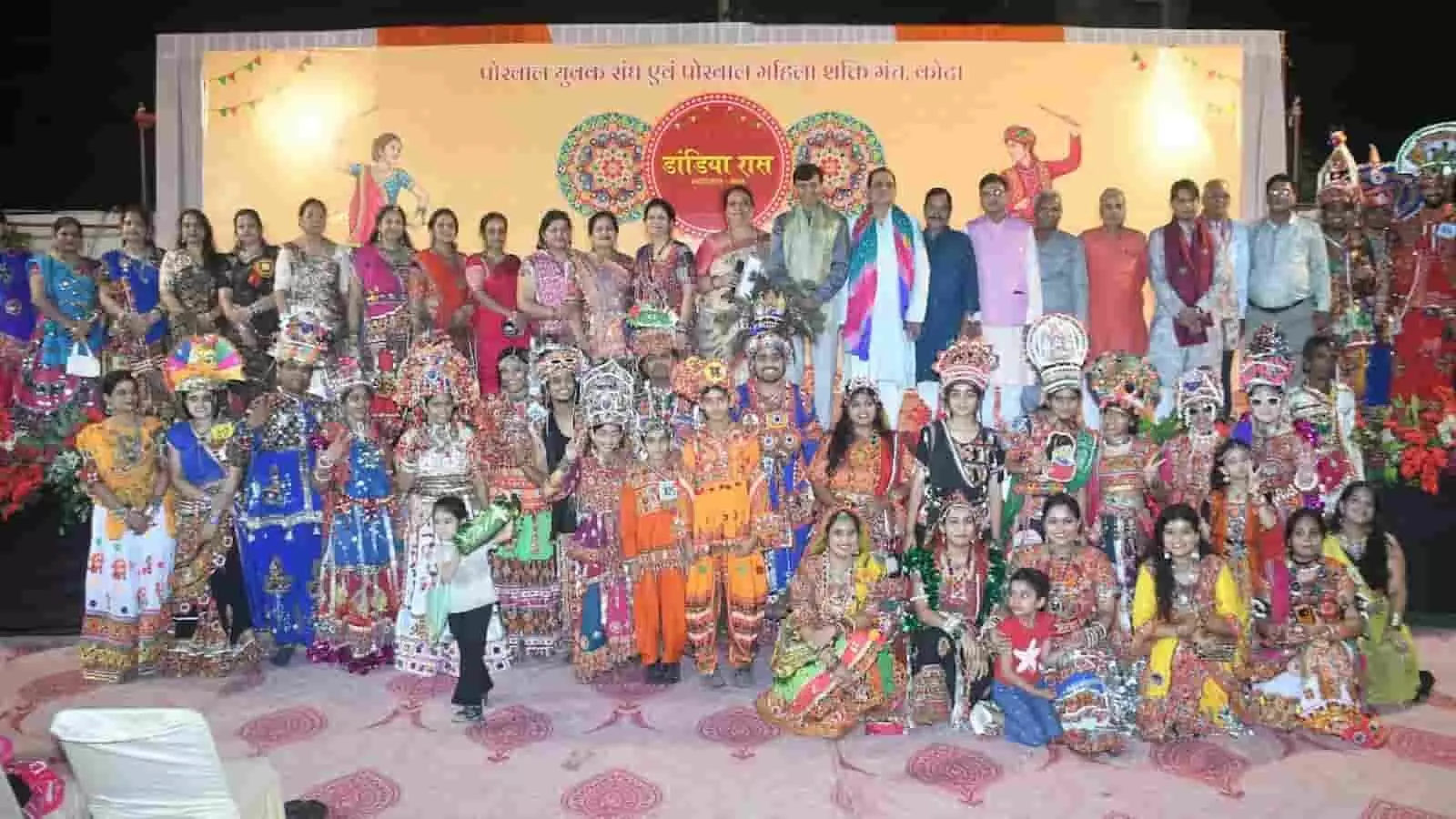 तस्वीर में कोटा के डांडिया रास महोत्सव में पारंपरिक परिधानों में नजर आ रहे प्रतिभागी और अतिथि. तस्वीर में कोटा के डांडिया रास महोत्सव में पारंपरिक परिधानों में नजर आ रहे प्रतिभागी और अतिथि.