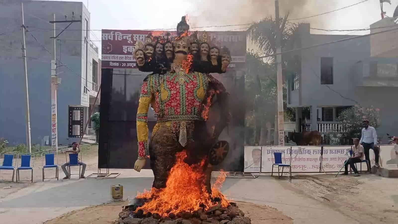 तस्वीर में कोटा के गुरुधाम कॉलोनी में इको-फ्रेंडली रावण दहन का दृश्य दिख रहा है। तस्वीर में कोटा के गुरुधाम कॉलोनी में इको-फ्रेंडली रावण दहन का दृश्य दिख रहा है।