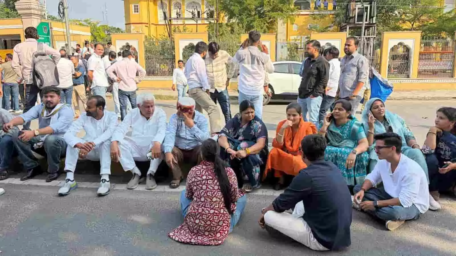 तस्वीर में जयपुर पुलिस कमिश्नरेट के बाहर रितु बराला प्रकरण को लेकर धरना देते कांग्रेस कार्यकर्ता। तस्वीर में जयपुर पुलिस कमिश्नरेट के बाहर रितु बराला प्रकरण को लेकर धरना देते कांग्रेस कार्यकर्ता।