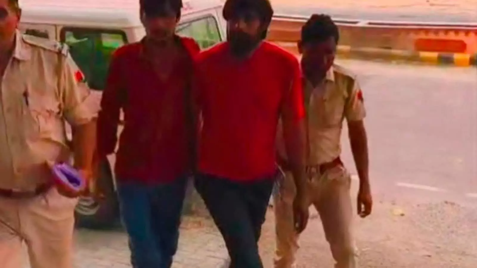तस्वीर में पुलिस कर्मचारी भूपालसागर में मवेशी चोरी के दो आरोपियों को ले जाते हुए दिख रहे हैं। तस्वीर में पुलिस कर्मचारी भूपालसागर में मवेशी चोरी के दो आरोपियों को ले जाते हुए दिख रहे हैं।