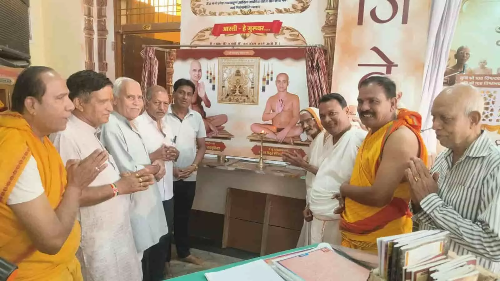 तस्वीर में कोटा के चंद्रप्रभु जिनालय में धर्मसभा के दौरान उपस्थित श्रद्धालु नजर आ रहे हैं। तस्वीर में कोटा के चंद्रप्रभु जिनालय में धर्मसभा के दौरान उपस्थित श्रद्धालु नजर आ रहे हैं।