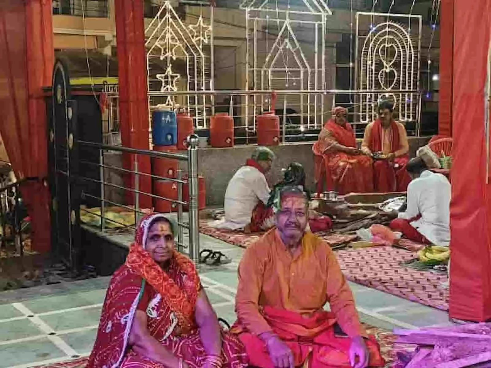 तस्वीर में गंगापुर सिटी के सीताराम मंदिर में नवरात्र महोत्सव के हवन अनुष्ठान में बैठे श्रद्धालु दिख रहे हैं। तस्वीर में गंगापुर सिटी के सीताराम मंदिर में नवरात्र महोत्सव के हवन अनुष्ठान में बैठे श्रद्धालु दिख रहे हैं।