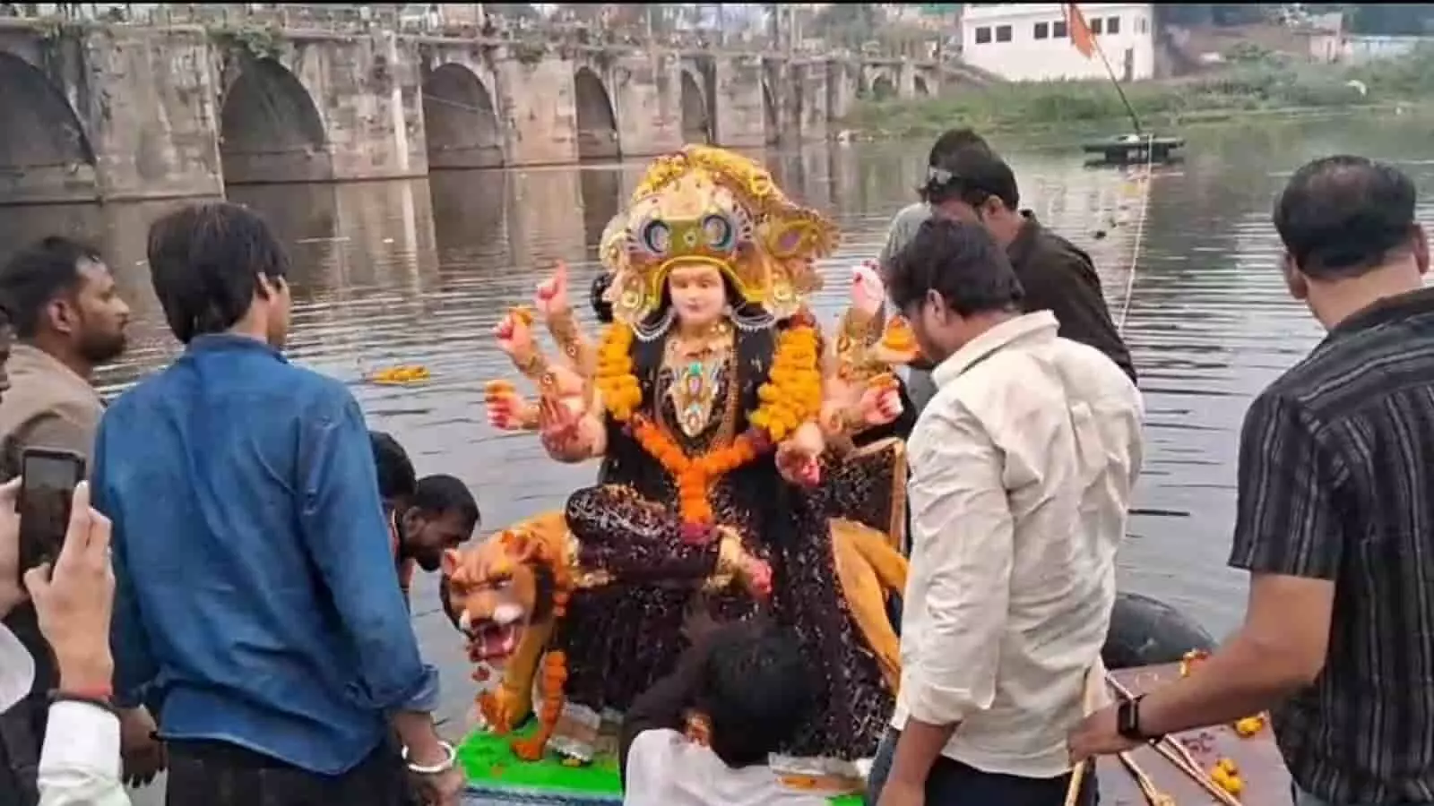 तस्वीर में श्रद्धालु चित्तौड़गढ़ में नदी तट पर मां दुर्गा की प्रतिमा का विसर्जन कर रहे हैं। तस्वीर में श्रद्धालु चित्तौड़गढ़ में नदी तट पर मां दुर्गा की प्रतिमा का विसर्जन कर रहे हैं।