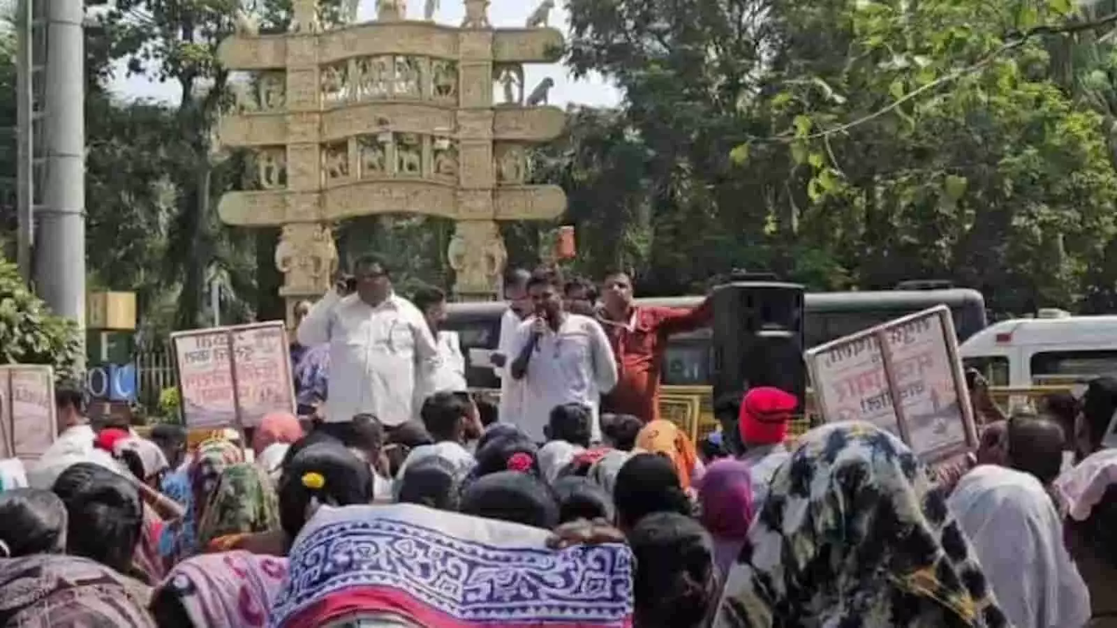 तस्वीर में प्रदर्शन के दौरान माइक पर संबोधित करते प्रतिनिधि और तख्तियां लिए लोग दिख रहे हैं। तस्वीर में प्रदर्शन के दौरान माइक पर संबोधित करते प्रतिनिधि और तख्तियां लिए लोग दिख रहे हैं।