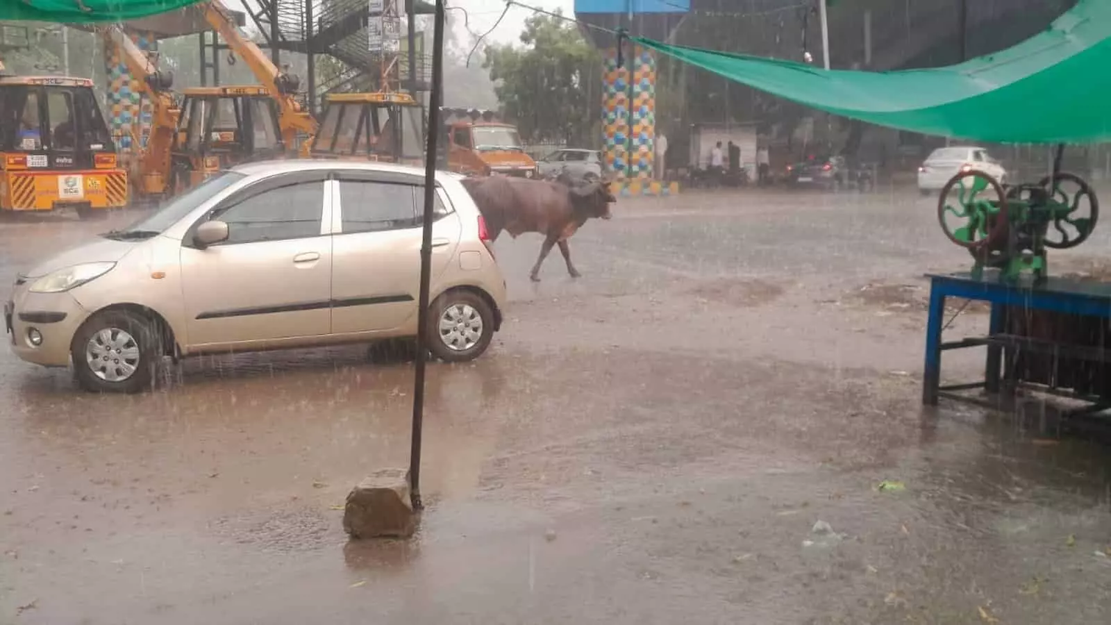 तस्वीर में बारिश के दौरान चित्तौड़गढ़ की जलभराव वाली सड़क पर एक कार और अन्य वाहन खड़े हैं। तस्वीर में बारिश के दौरान चित्तौड़गढ़ की जलभराव वाली सड़क पर एक कार और अन्य वाहन खड़े हैं।