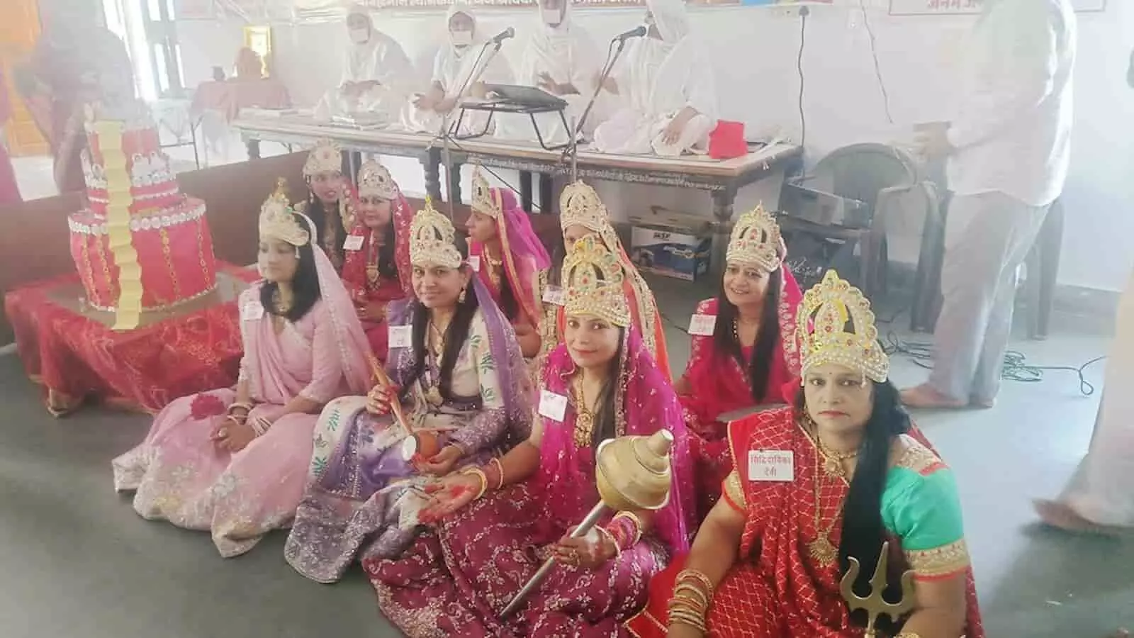 चित्तौड़गढ़ के शांति भवन सेंती में आयोजित महामांगलिक जाप साधना एवं धार्मिक कार्यक्रम के दौरान पारंपरिक वेशभूषा में उपस्थित महिला श्रद्धालु। चित्तौड़गढ़ के शांति भवन सेंती में आयोजित महामांगलिक जाप साधना एवं धार्मिक कार्यक्रम के दौरान पारंपरिक वेशभूषा में उपस्थित महिला श्रद्धालु।