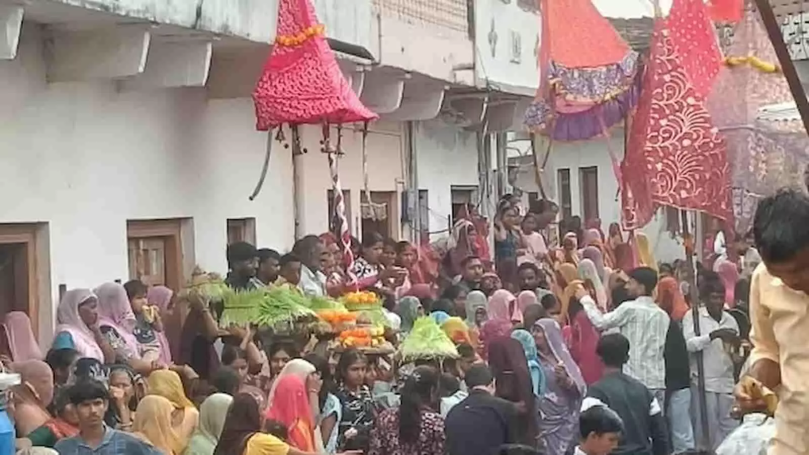 तस्वीर में चित्तौड़गढ़ के आरनी में जवारा विसर्जन शोभायात्रा में शामिल श्रद्धालु दिख रहे हैं। तस्वीर में चित्तौड़गढ़ के आरनी में जवारा विसर्जन शोभायात्रा में शामिल श्रद्धालु दिख रहे हैं।