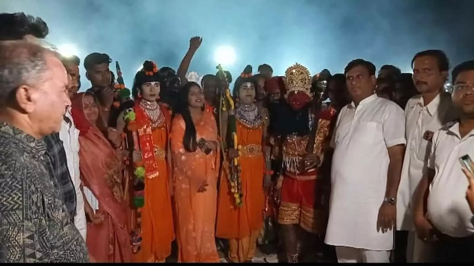 गंगापुर में दशहरा कार्यक्रम के दौरान भगवान श्री राम-लक्ष्मण का रूप धरे कलाकारों के साथ मौजूद लोग। गंगापुर में दशहरा कार्यक्रम के दौरान भगवान श्री राम-लक्ष्मण का रूप धरे कलाकारों के साथ मौजूद लोग।